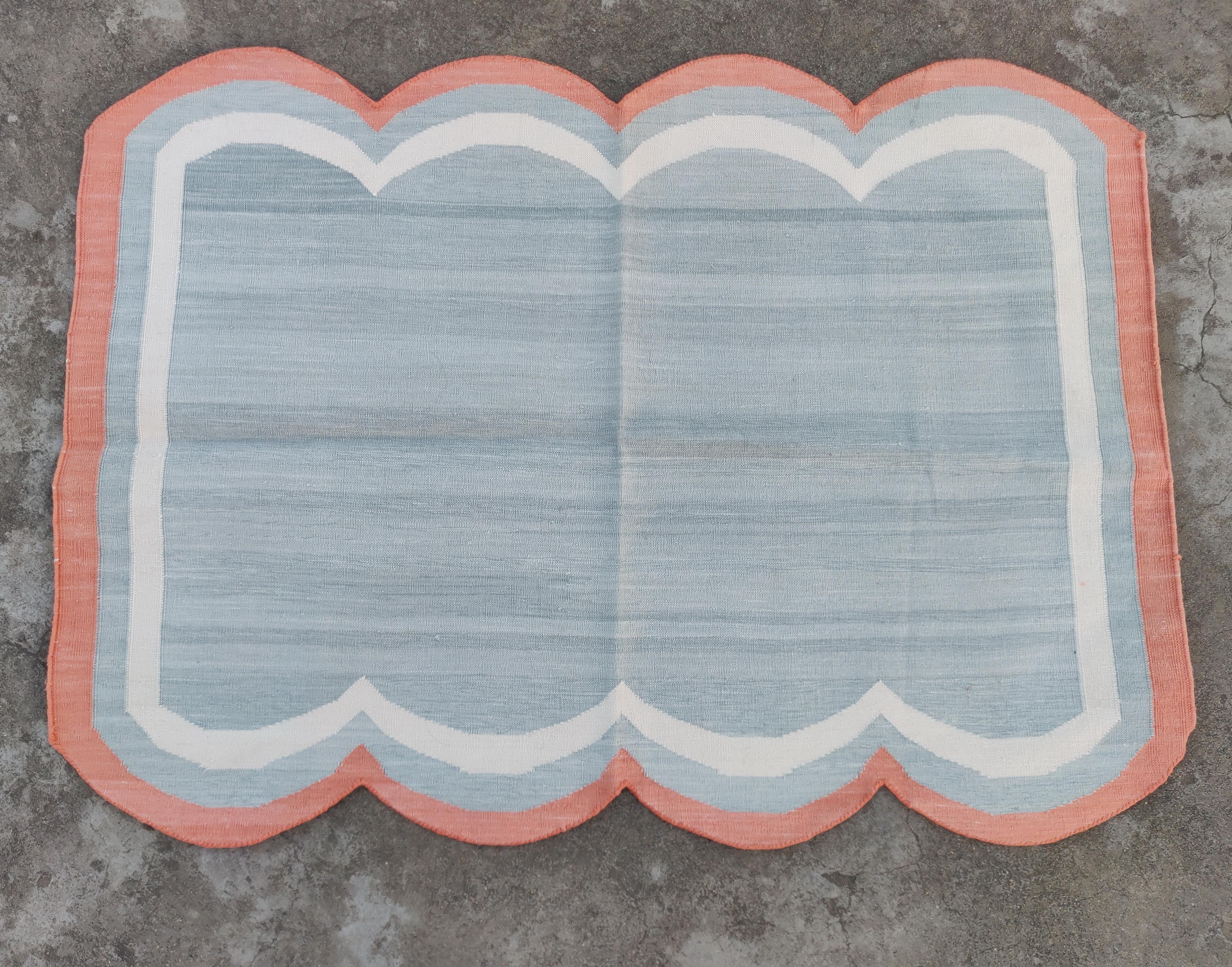 Handmade Cotton Area Flat Weave Rug, 3x4 Grey And Coral Scalloped Indian Dhurrie In New Condition For Sale In Jaipur, IN
