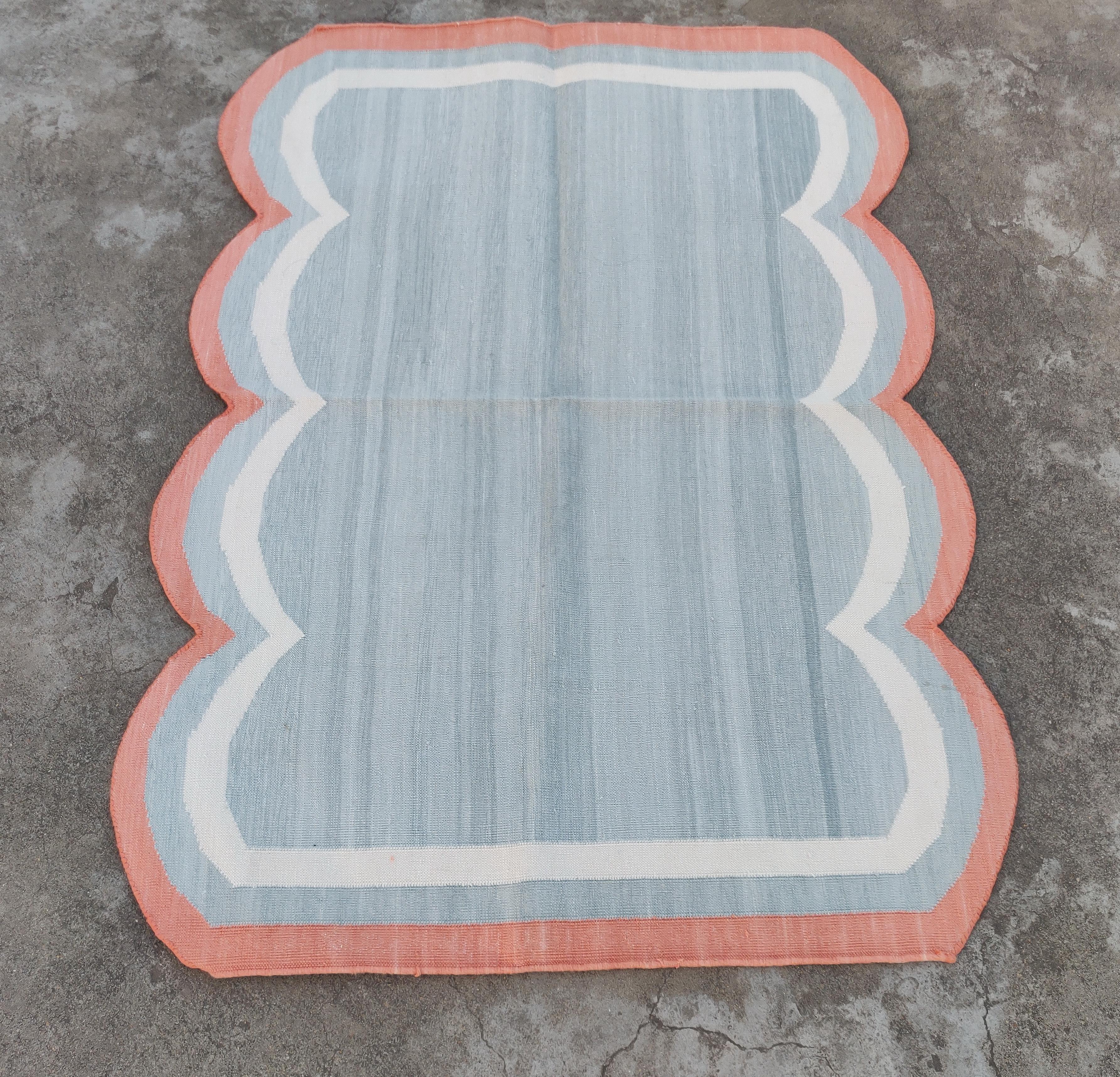 Handgefertigter Flachgewebe-Teppich aus Baumwolle, 3x4 Grau und Koralle mit Wellenschliff, indischer Dhurrie im Zustand „Neu“ im Angebot in Jaipur, IN