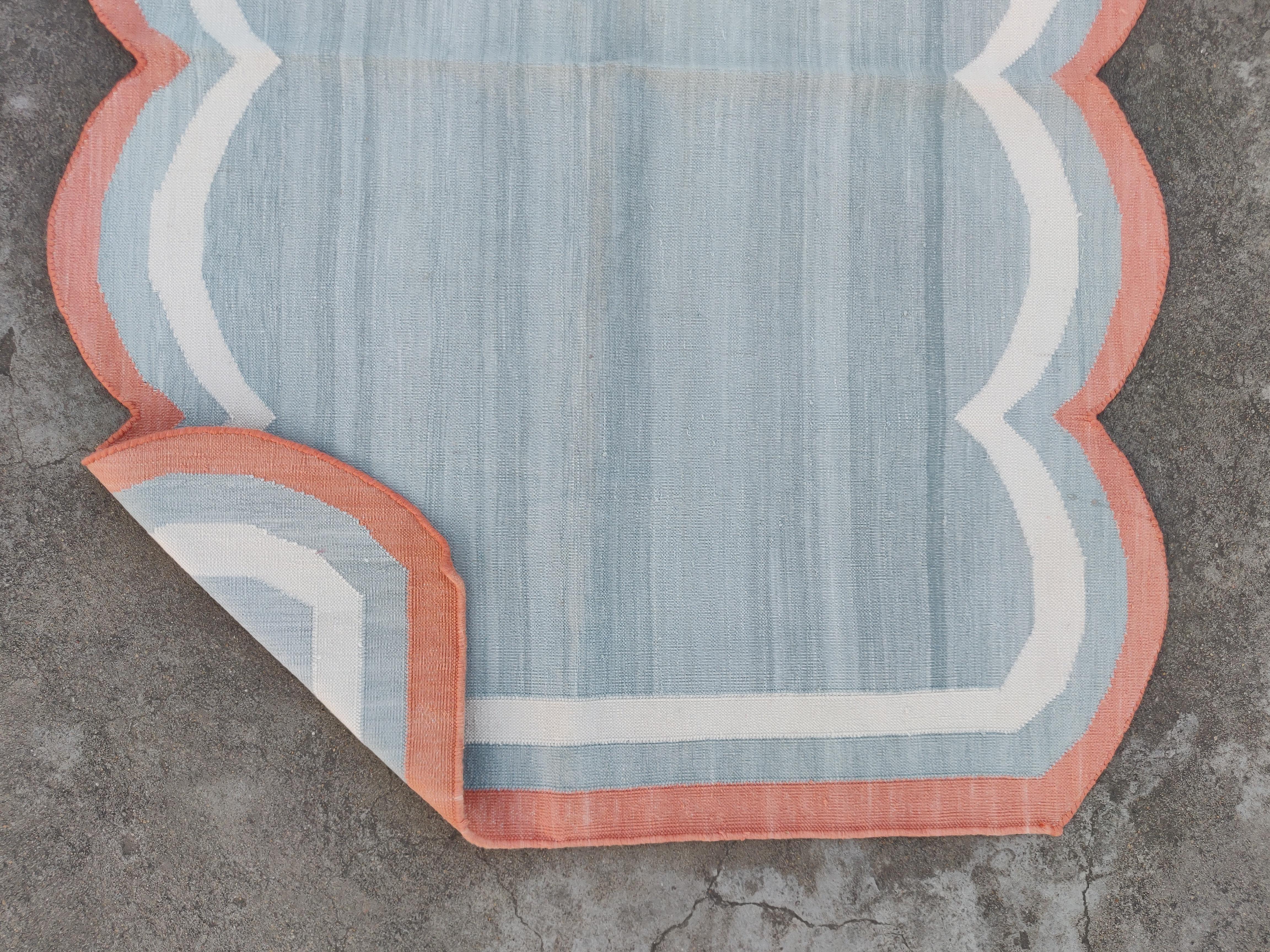 Handgefertigter Flachgewebe-Teppich aus Baumwolle, 3x4 Grau und Koralle mit Wellenschliff, indischer Dhurrie (21. Jahrhundert und zeitgenössisch) im Angebot