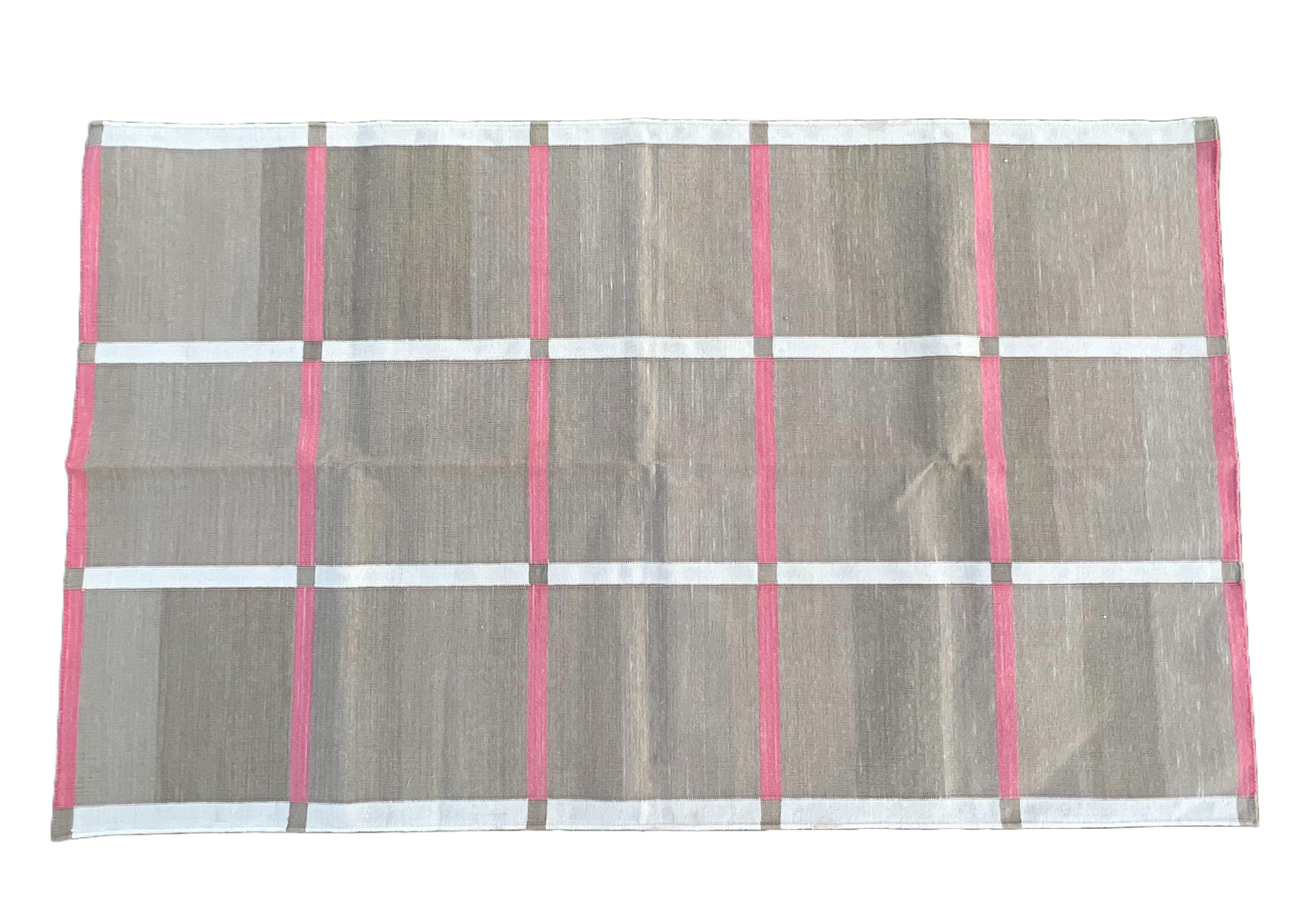 Tappeto a tessitura piatta in cotone fatto a mano, 3x5 Beige e rosa a quadri indiani Dhurrie in vendita 2