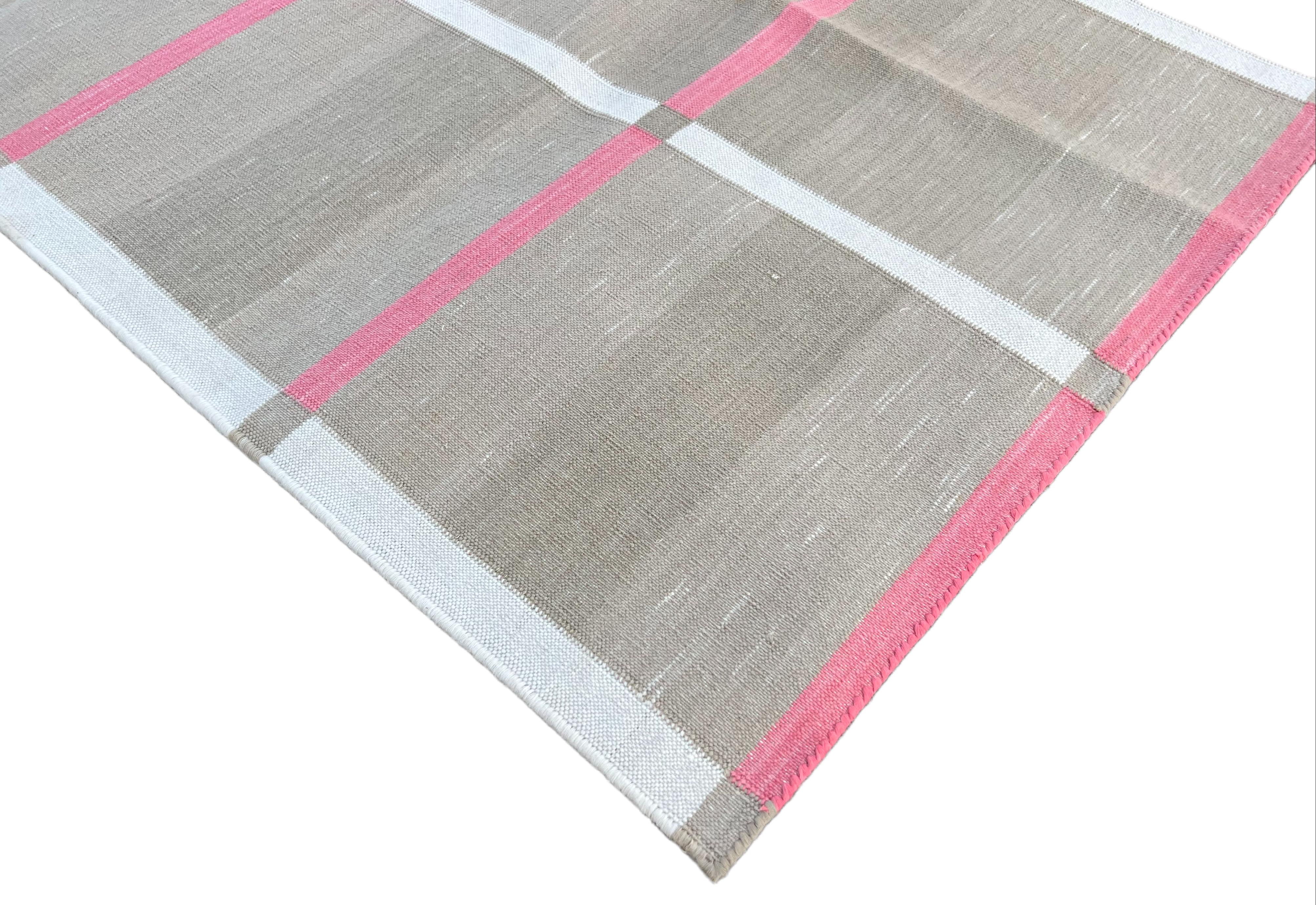 Tappeto in cotone tinto al vegetale reversibile a quadretti indiani beige e rosa - 3'x5'
Queste speciali dhurry a trama piatta sono tessute a mano con un filo di cotone 100% a 15 strati. A causa delle speciali tecniche di produzione utilizzate per