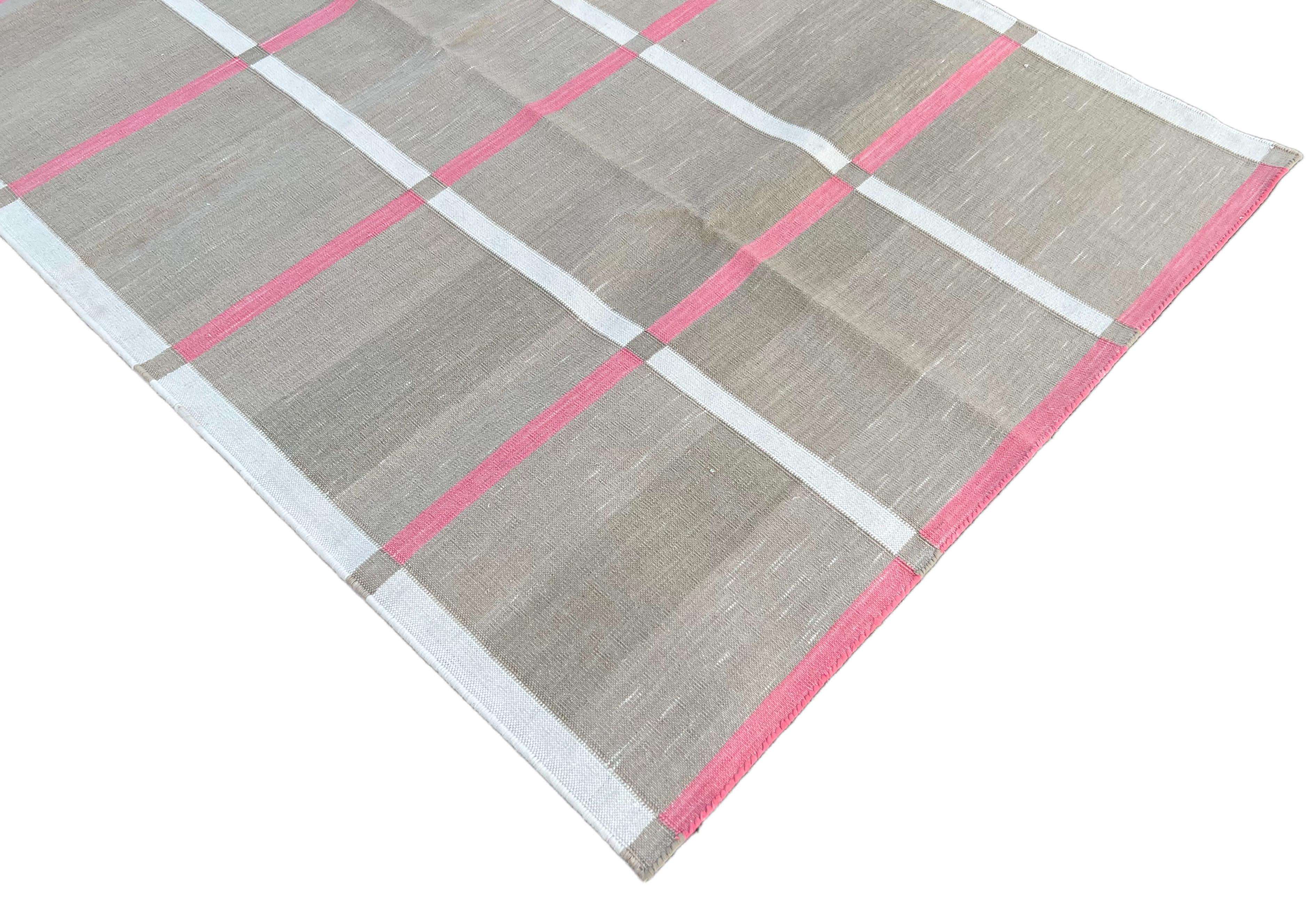 Mid-Century moderno Tappeto a tessitura piatta in cotone fatto a mano, 3x5 Beige e rosa a quadri indiani Dhurrie in vendita