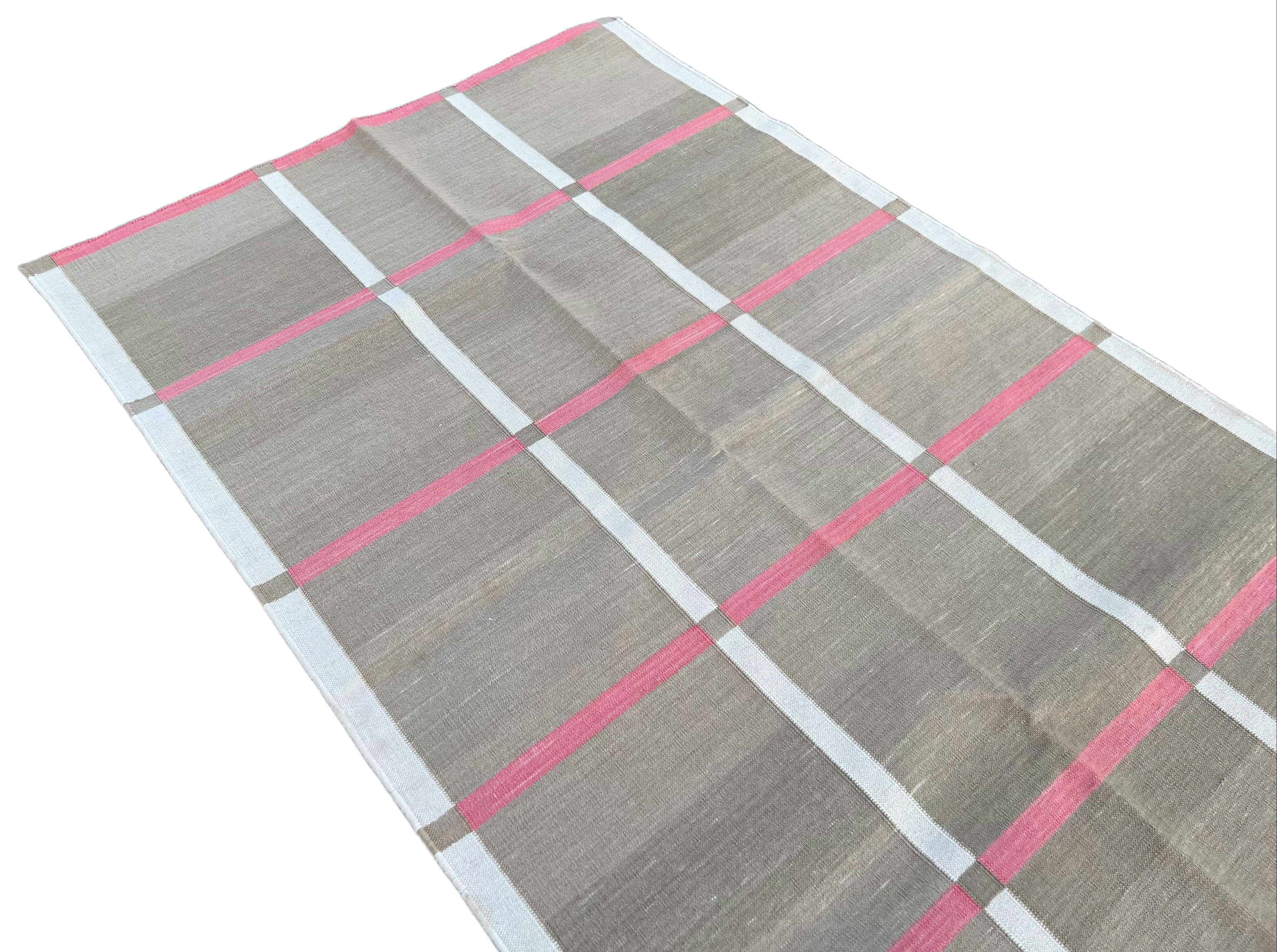 Indiano Tappeto a tessitura piatta in cotone fatto a mano, 3x5 Beige e rosa a quadri indiani Dhurrie in vendita