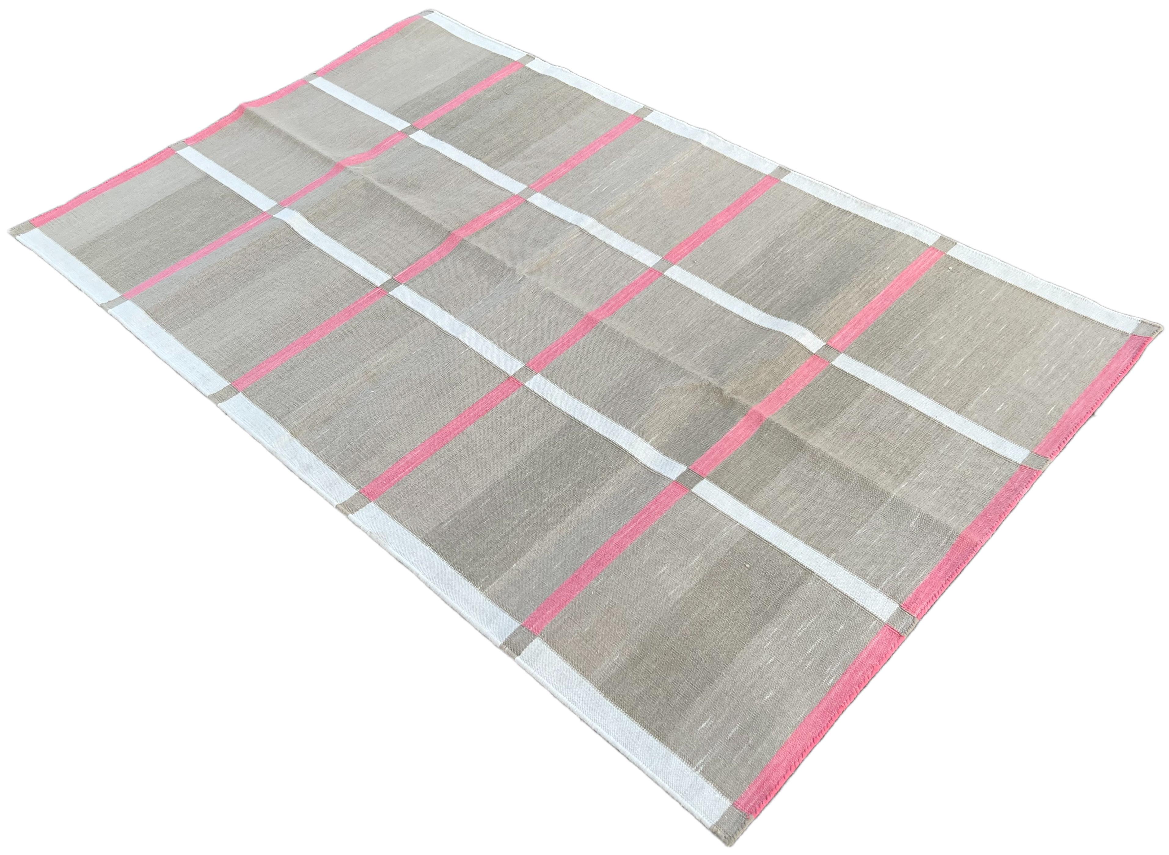 Tessuto a mano Tappeto a tessitura piatta in cotone fatto a mano, 3x5 Beige e rosa a quadri indiani Dhurrie in vendita