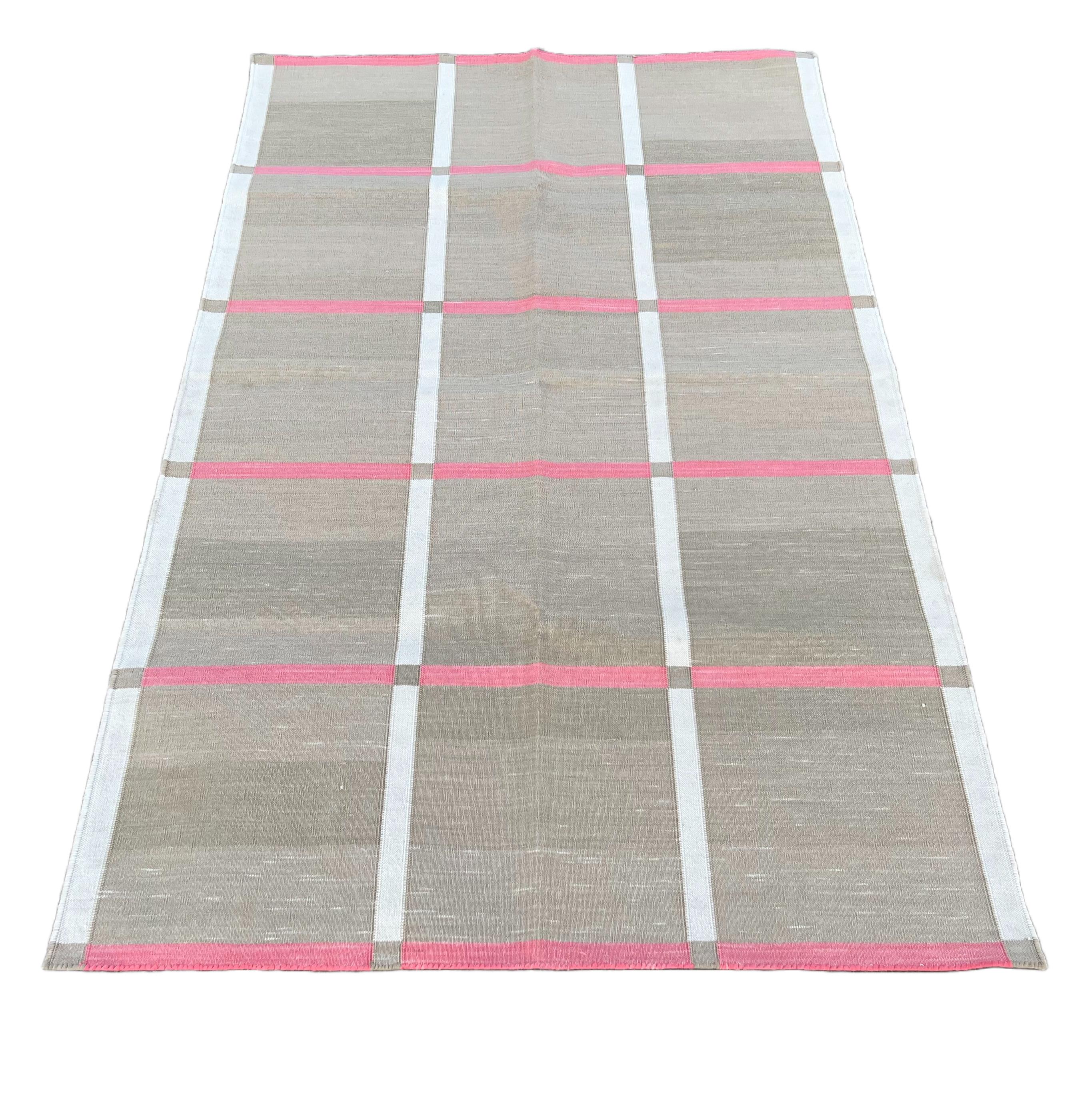 Tappeto a tessitura piatta in cotone fatto a mano, 3x5 Beige e rosa a quadri indiani Dhurrie In condizioni Nuovo in vendita a Jaipur, IN