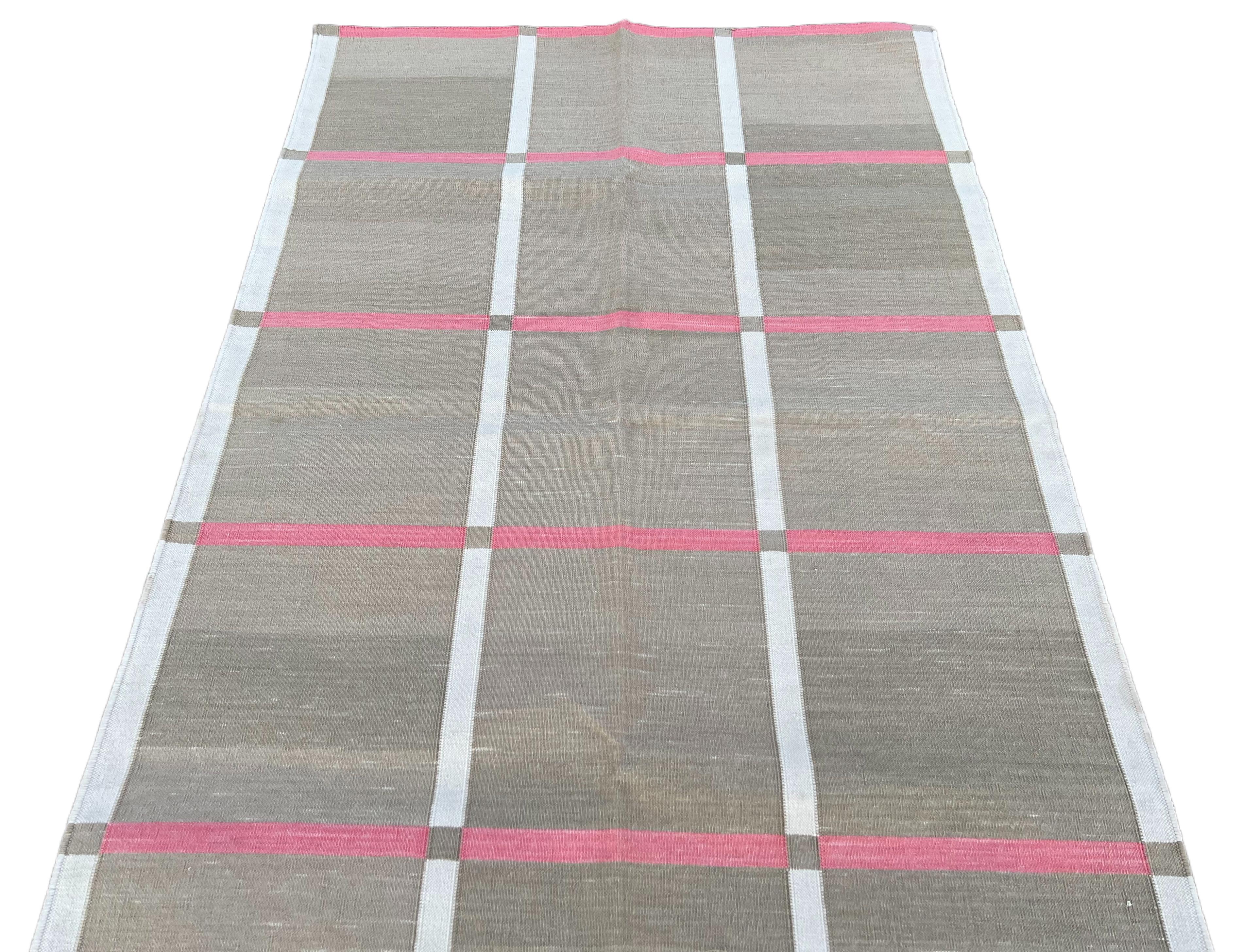 XXI secolo e contemporaneo Tappeto a tessitura piatta in cotone fatto a mano, 3x5 Beige e rosa a quadri indiani Dhurrie in vendita
