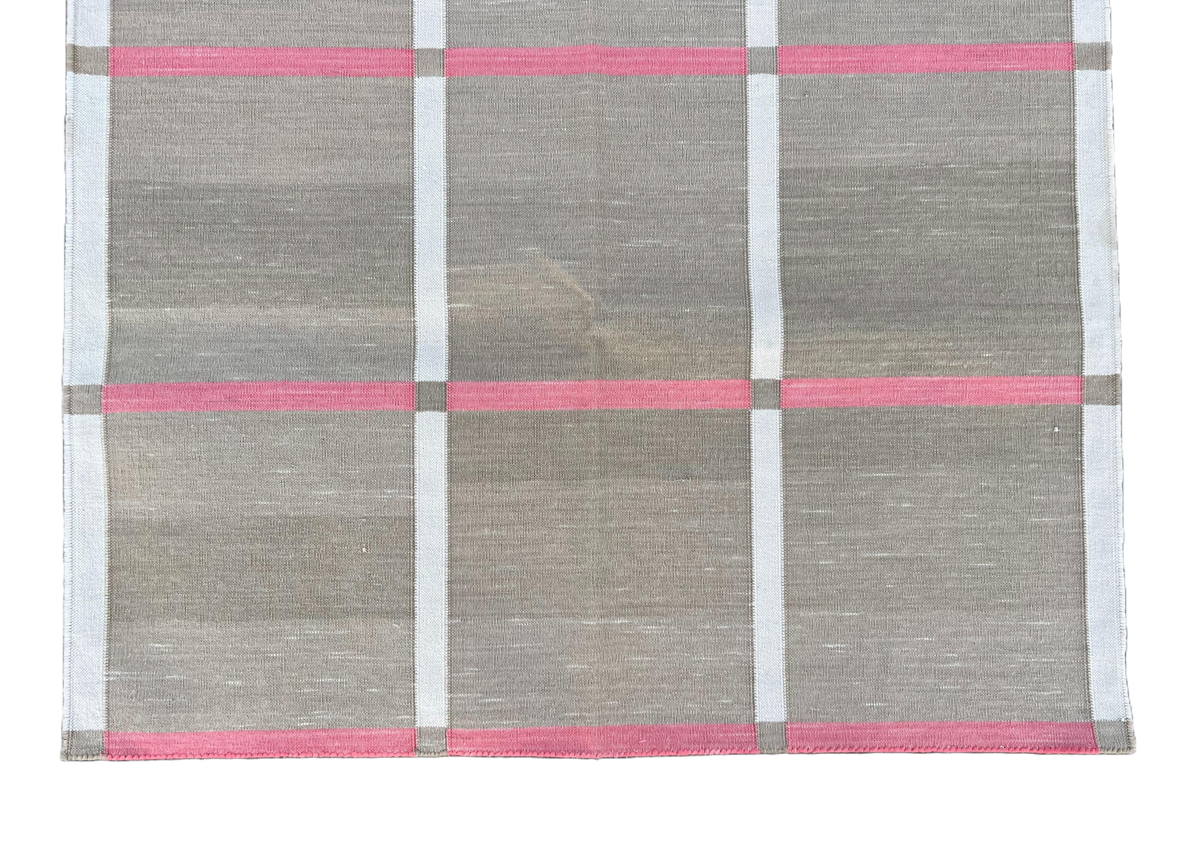 Cotone Tappeto a tessitura piatta in cotone fatto a mano, 3x5 Beige e rosa a quadri indiani Dhurrie in vendita