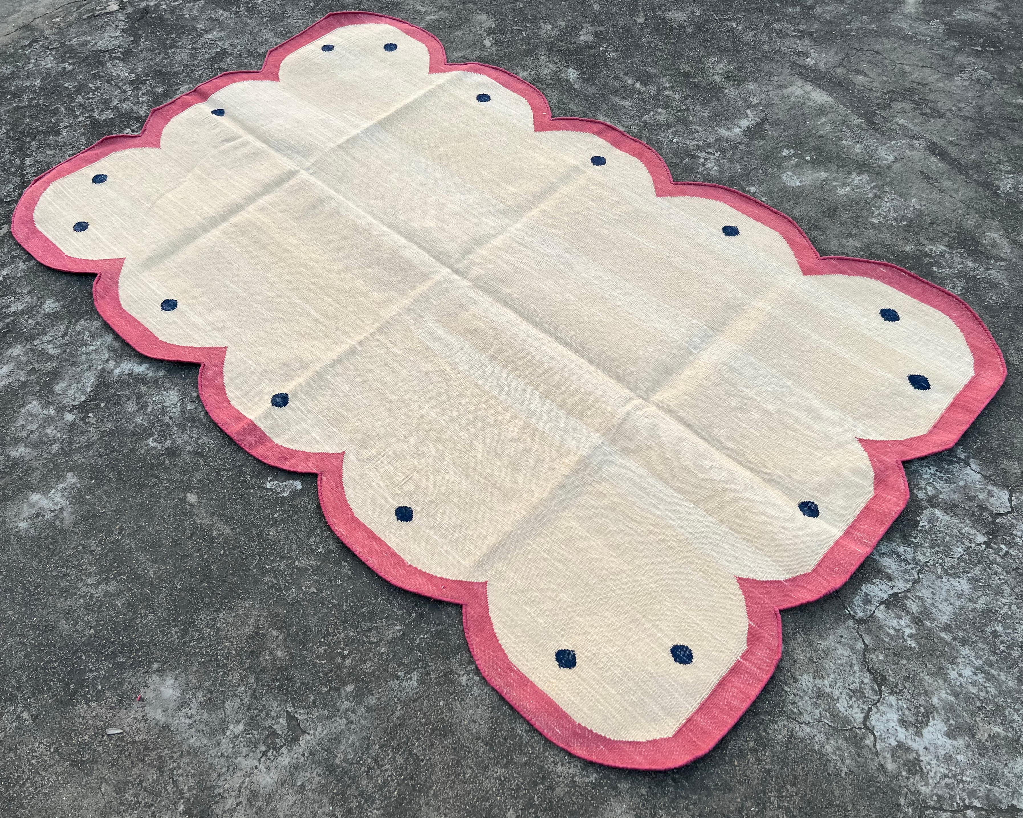 Baumwolle pflanzlich gefärbt Beige und Rosa Scalloped gestreiften indischen Dhurrie Teppich-3'x5' 
Diese speziellen flachgewebten Dhurries werden aus 15-fachem Garn aus 100% Baumwolle handgewebt. Aufgrund der speziellen Fertigungstechniken, die zur