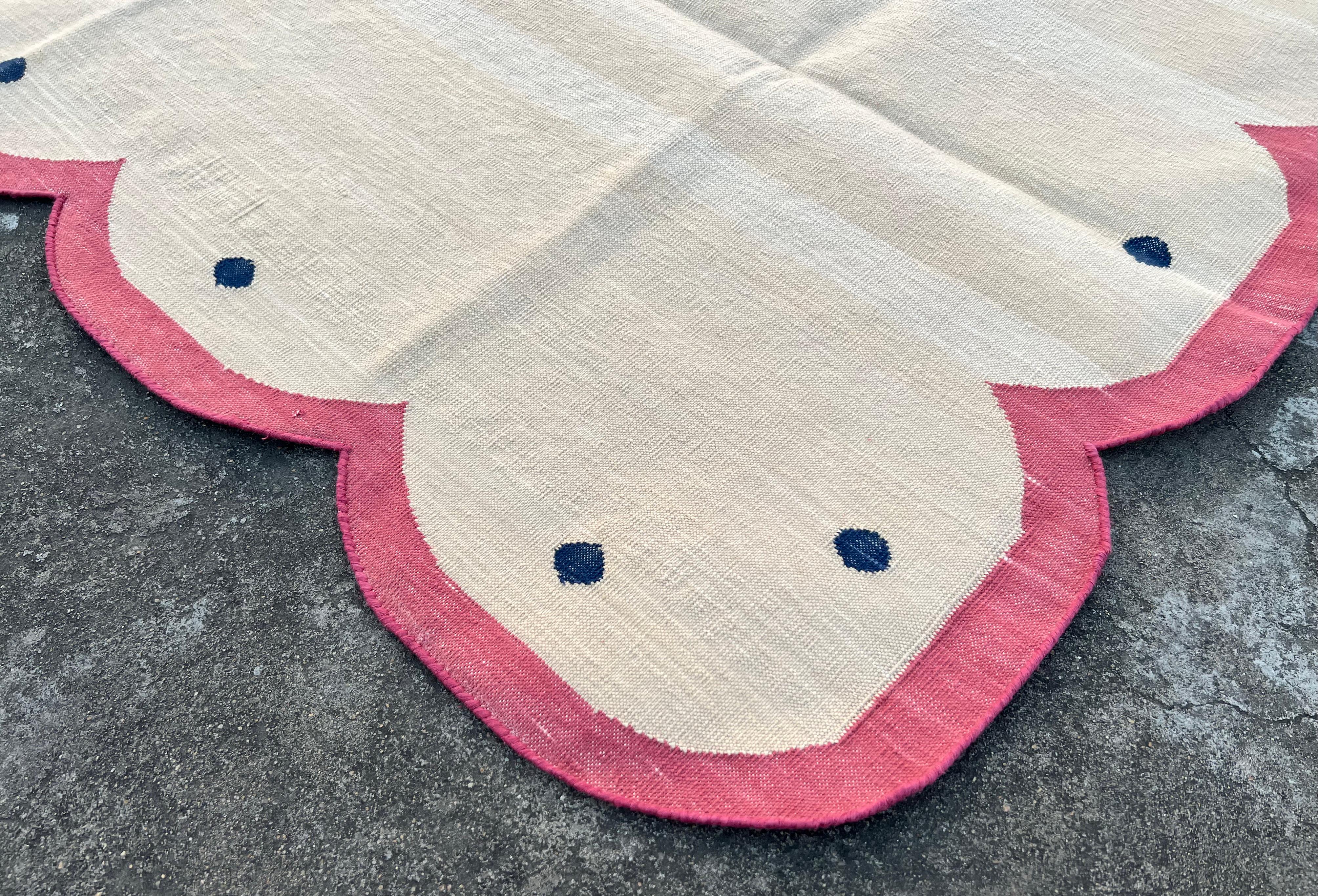 Mid-Century Modern Handmade Cotton Area Flat Weave Rug, 3x5 Beige And Pink Scalloped Indian Dhurrie For Sale