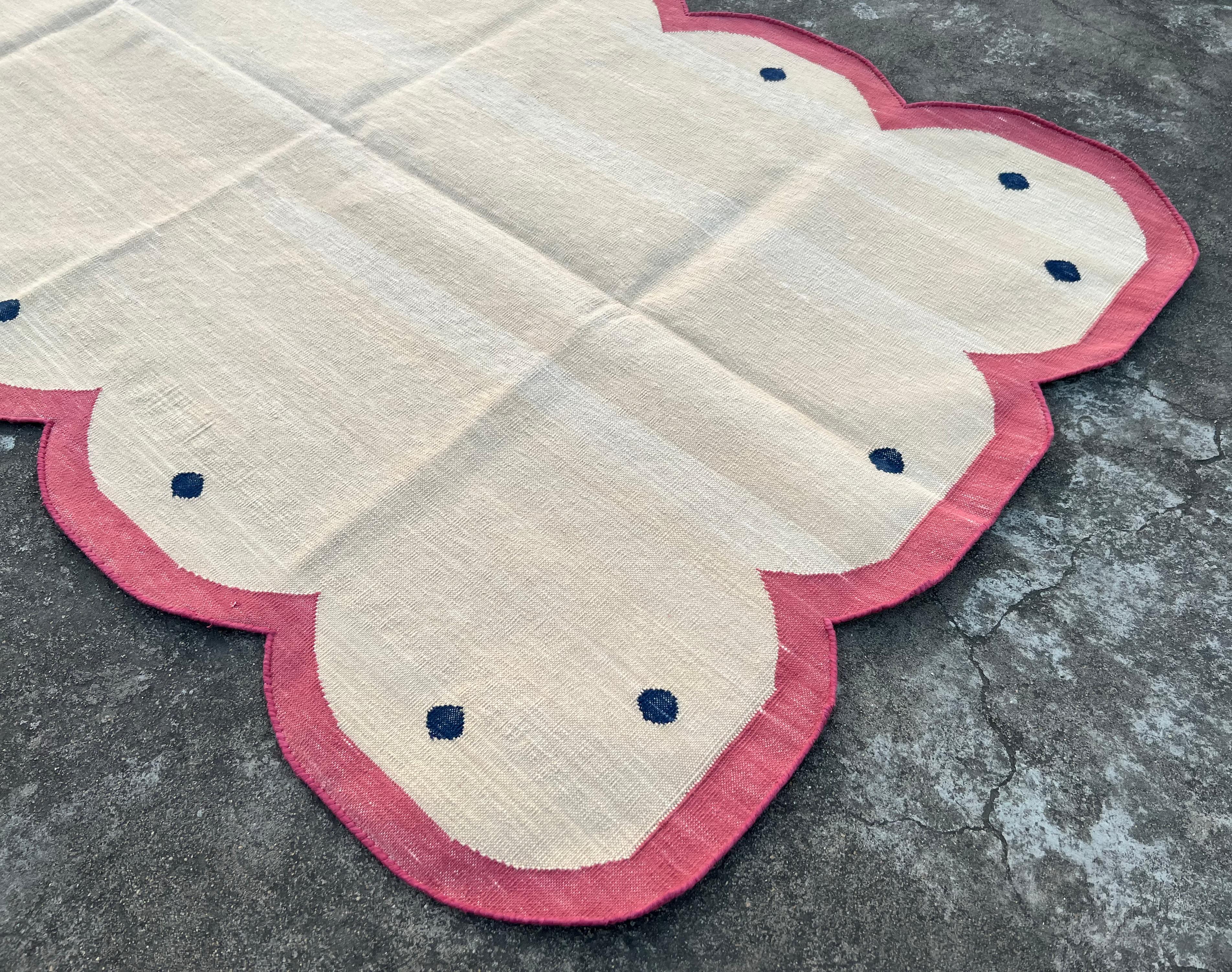 Handgefertigter Flachgewebe-Teppich aus Baumwolle, 3x5 Beige und Rosa mit Wellenschliff, indischer Dhurrie (Indisch) im Angebot