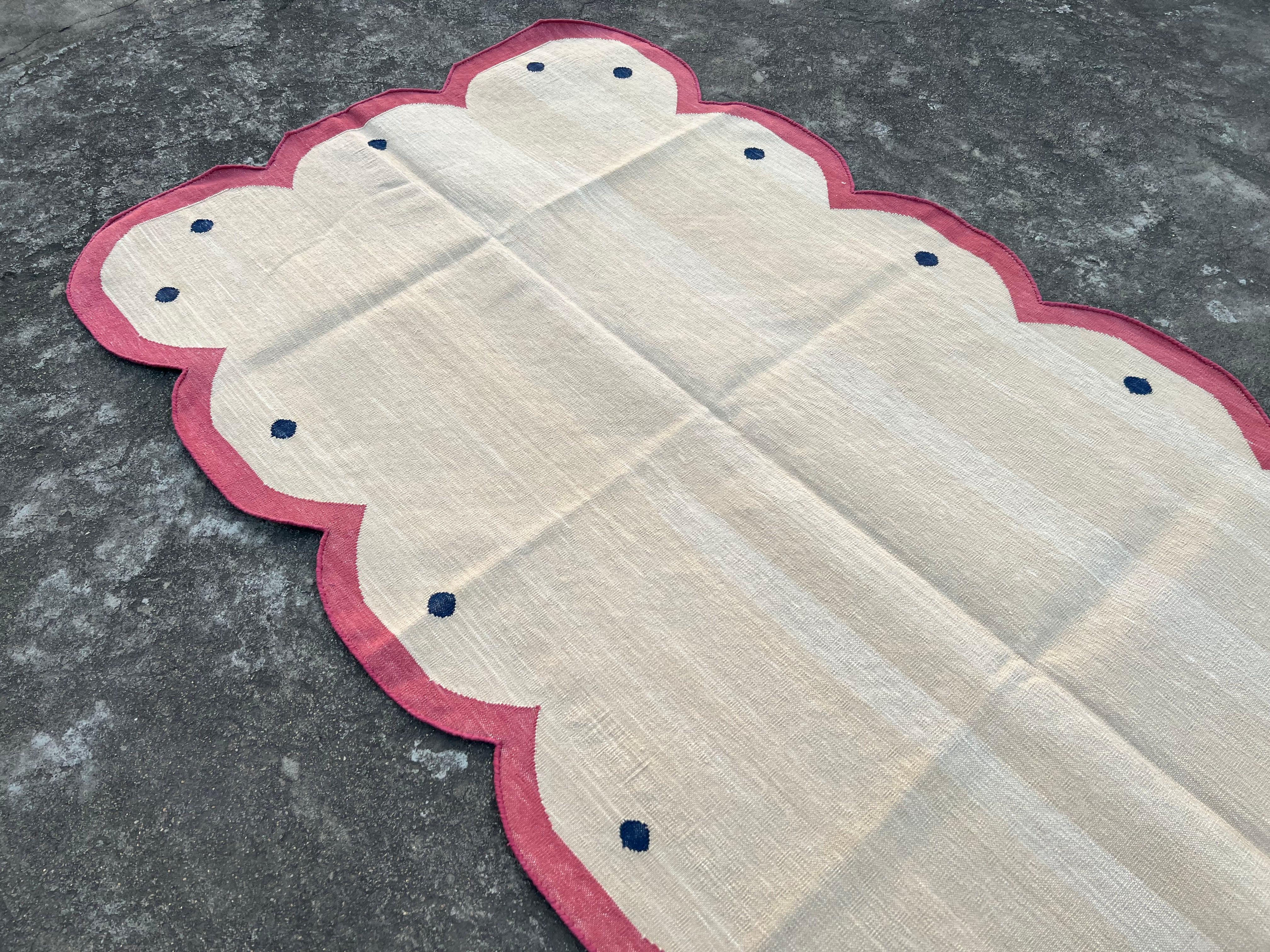 Handmade Cotton Area Flat Weave Rug, 3x5 Beige And Pink Scalloped Indian Dhurrie In New Condition For Sale In Jaipur, IN