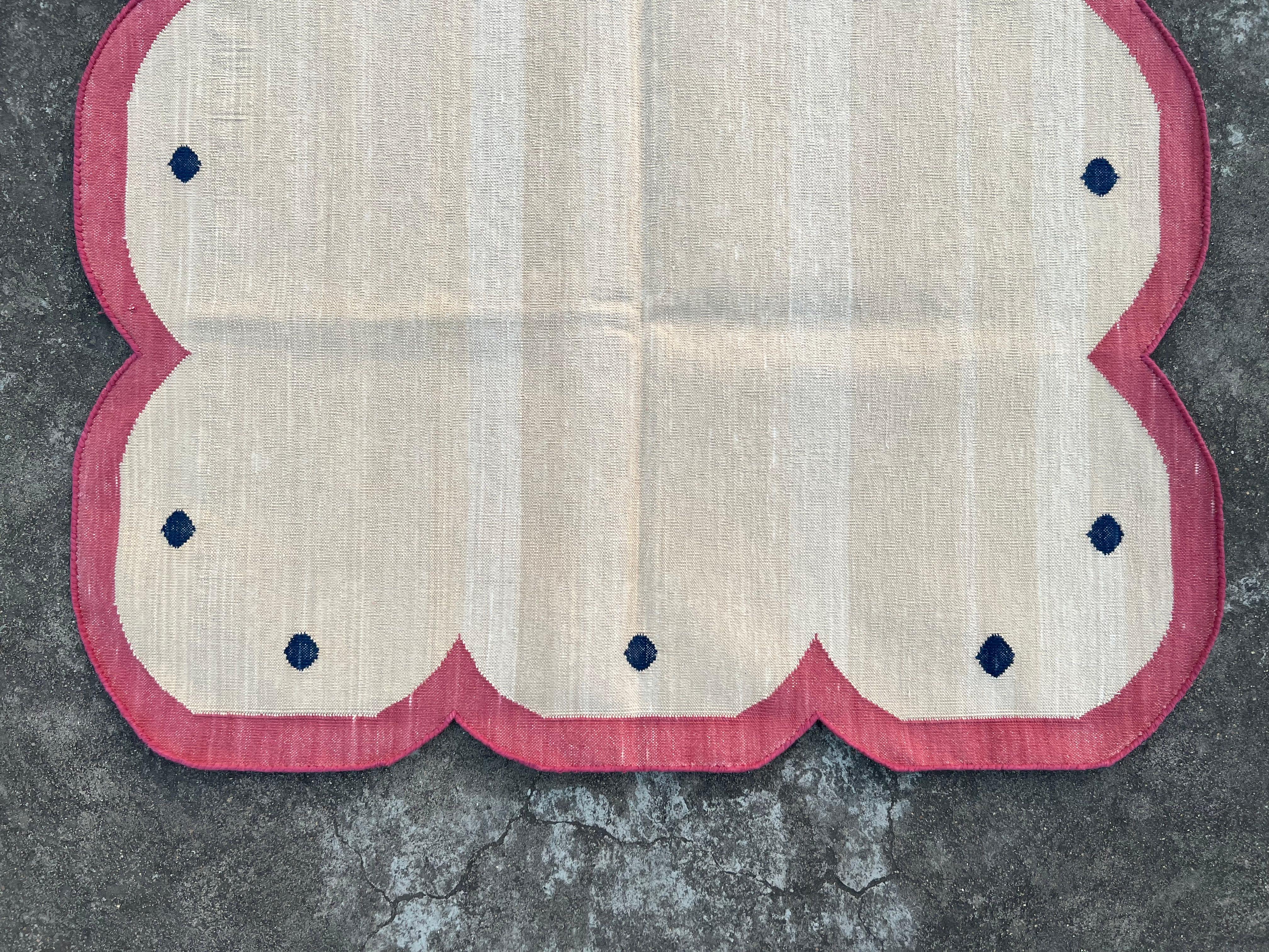 Contemporary Handmade Cotton Area Flat Weave Rug, 3x5 Beige And Pink Scalloped Indian Dhurrie For Sale