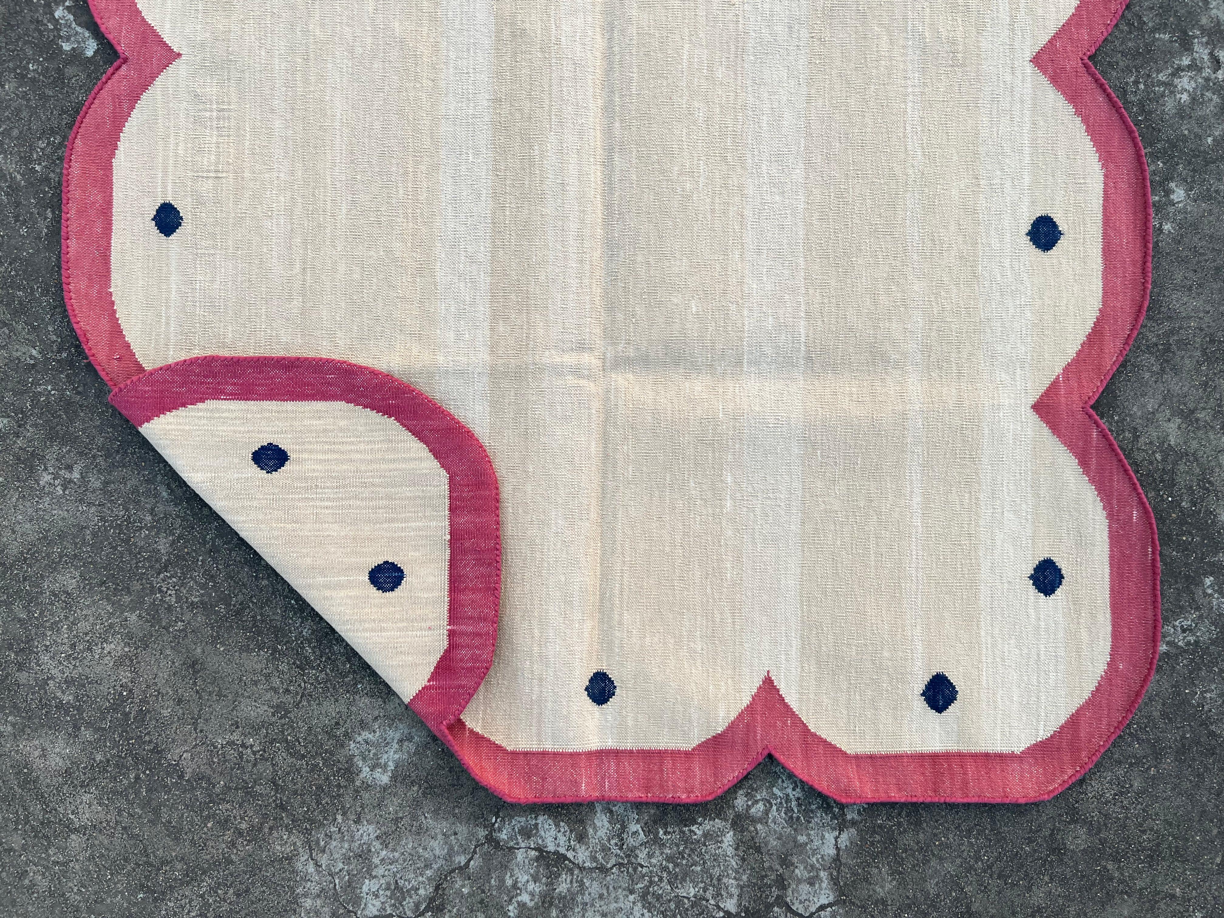 Handgefertigter Flachgewebe-Teppich aus Baumwolle, 3x5 Beige und Rosa mit Wellenschliff, indischer Dhurrie (21. Jahrhundert und zeitgenössisch) im Angebot