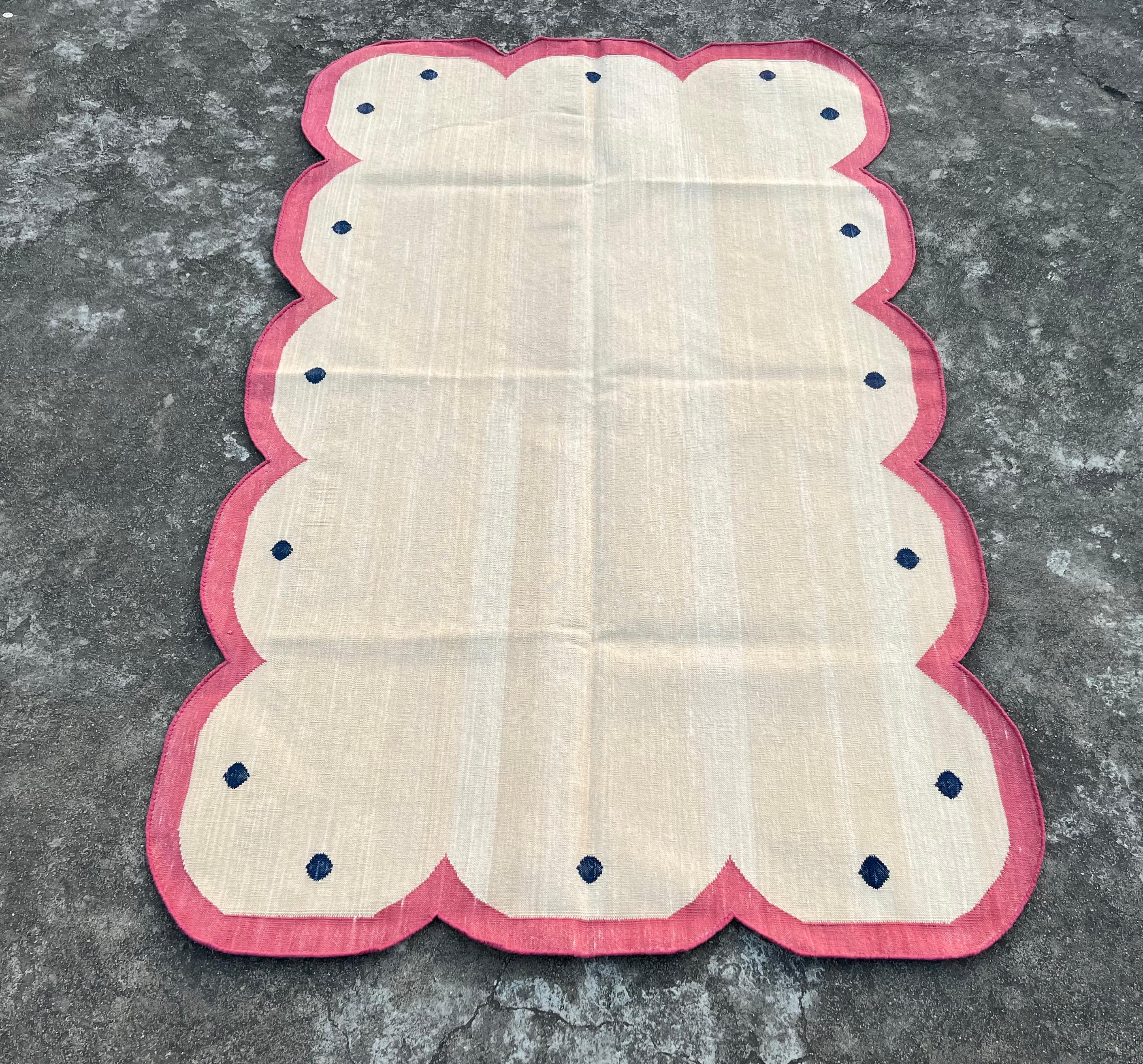 Handmade Cotton Area Flat Weave Rug, 3x5 Beige And Pink Scalloped Indian Dhurrie For Sale 2