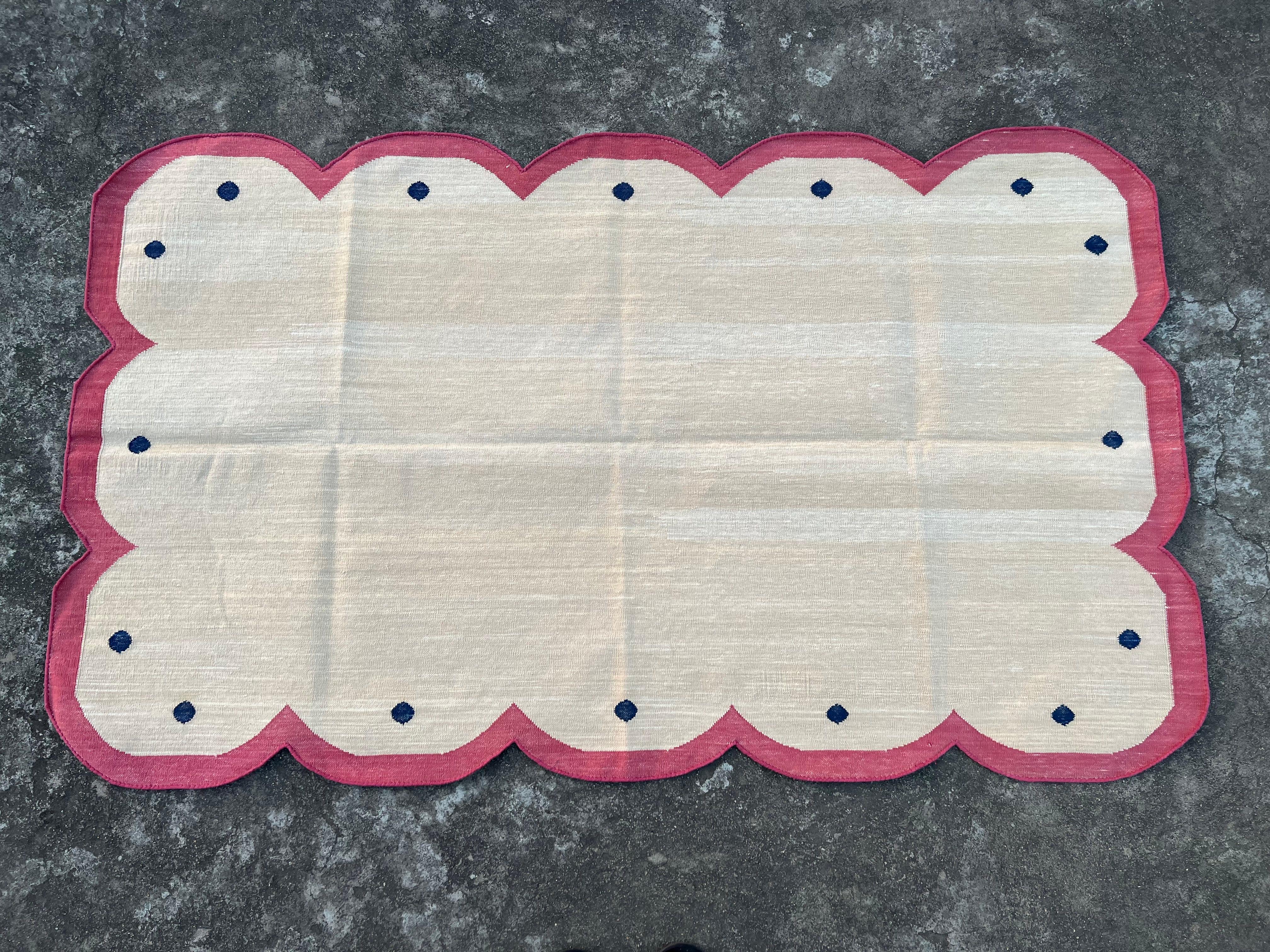 Handmade Cotton Area Flat Weave Rug, 3x5 Beige And Pink Scalloped Indian Dhurrie For Sale 3