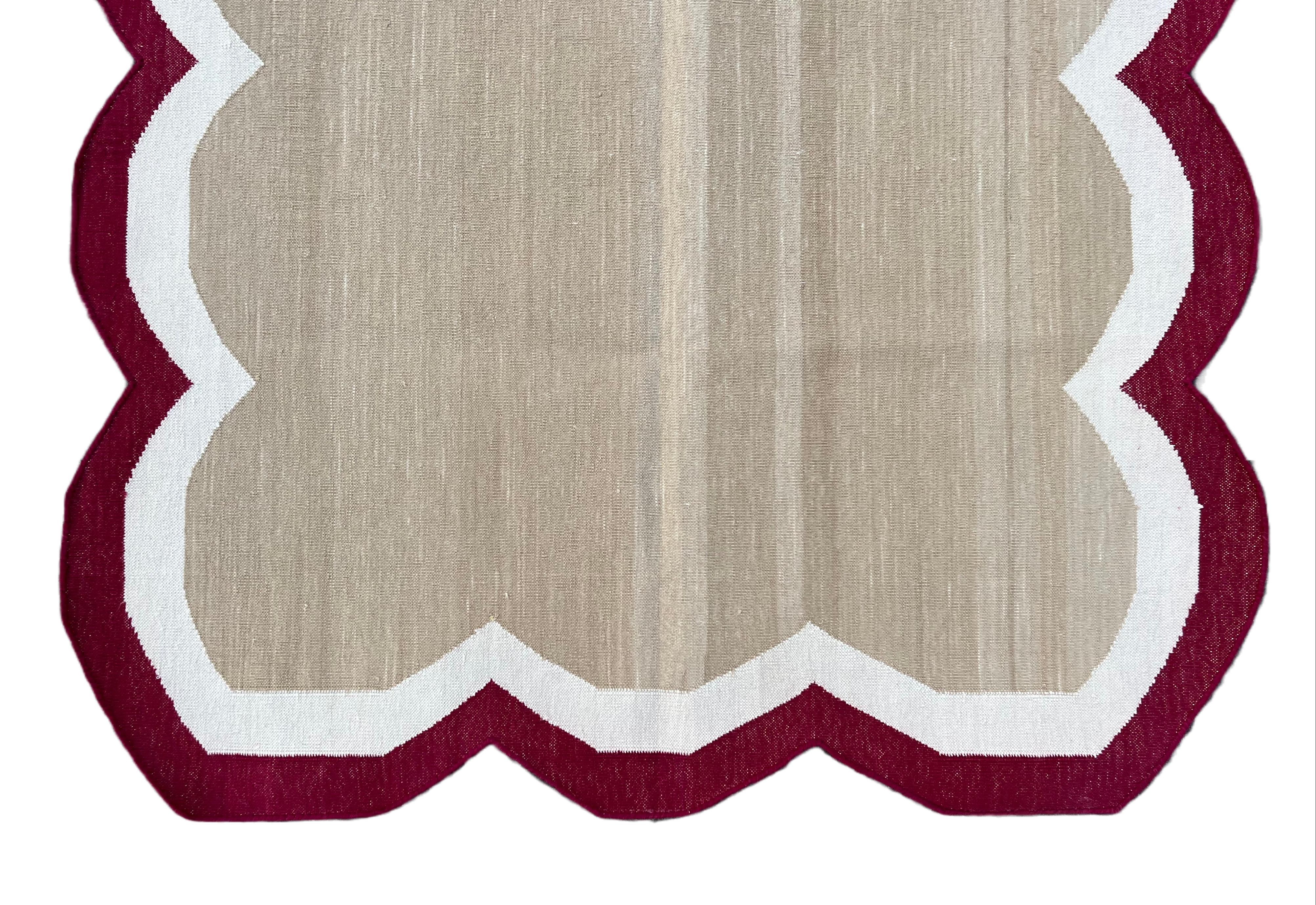 Handgefertigter Flachgewebe-Teppich aus Baumwolle, 3x5 Beige und Rot mit Wellenschliff, Kelim Dhurrie im Zustand „Neu“ im Angebot in Jaipur, IN