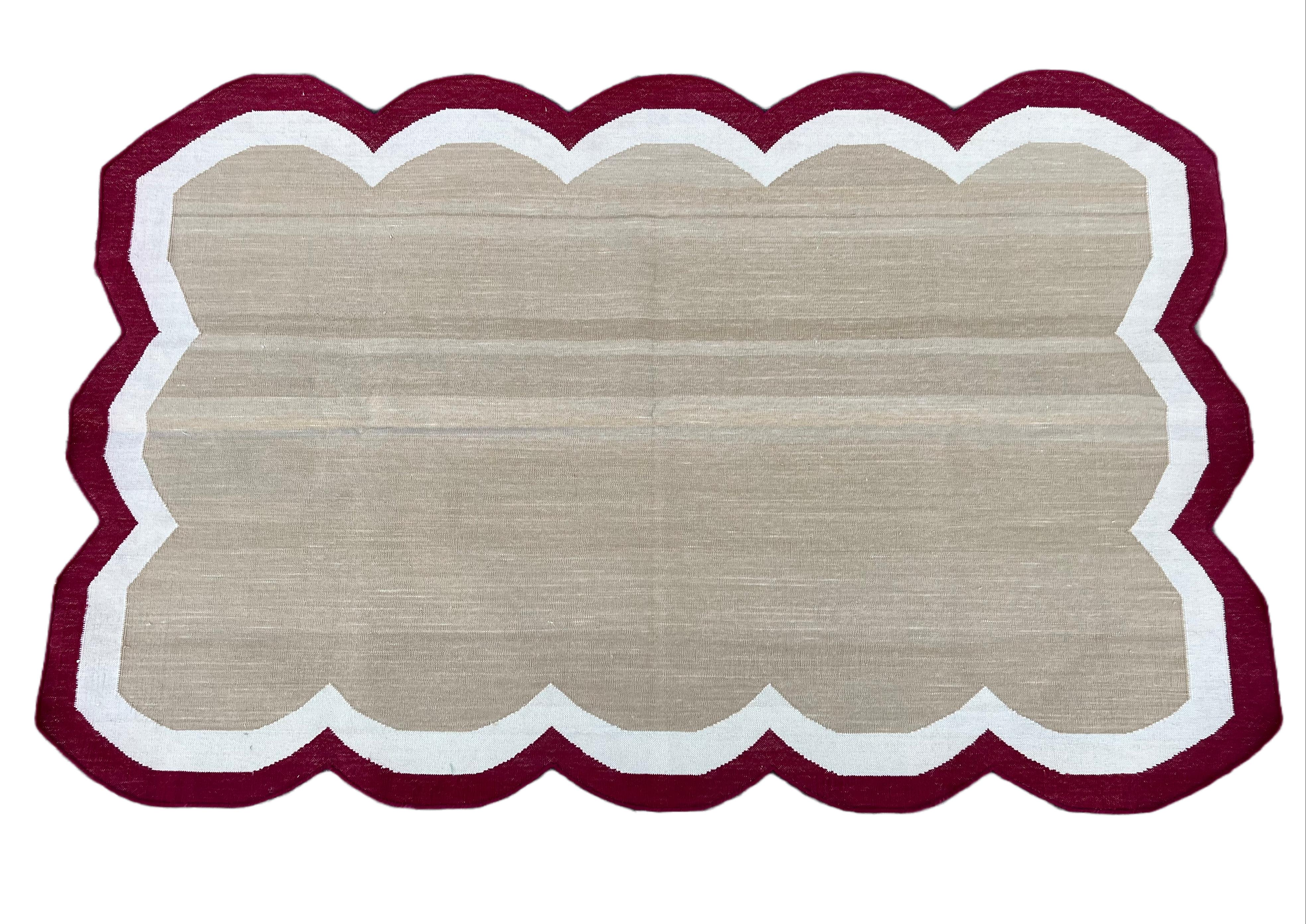 Handmade Cotton Area Flat Weave Rug, 3x5 Beige And Red Scalloped Kilim Dhurrie For Sale 2