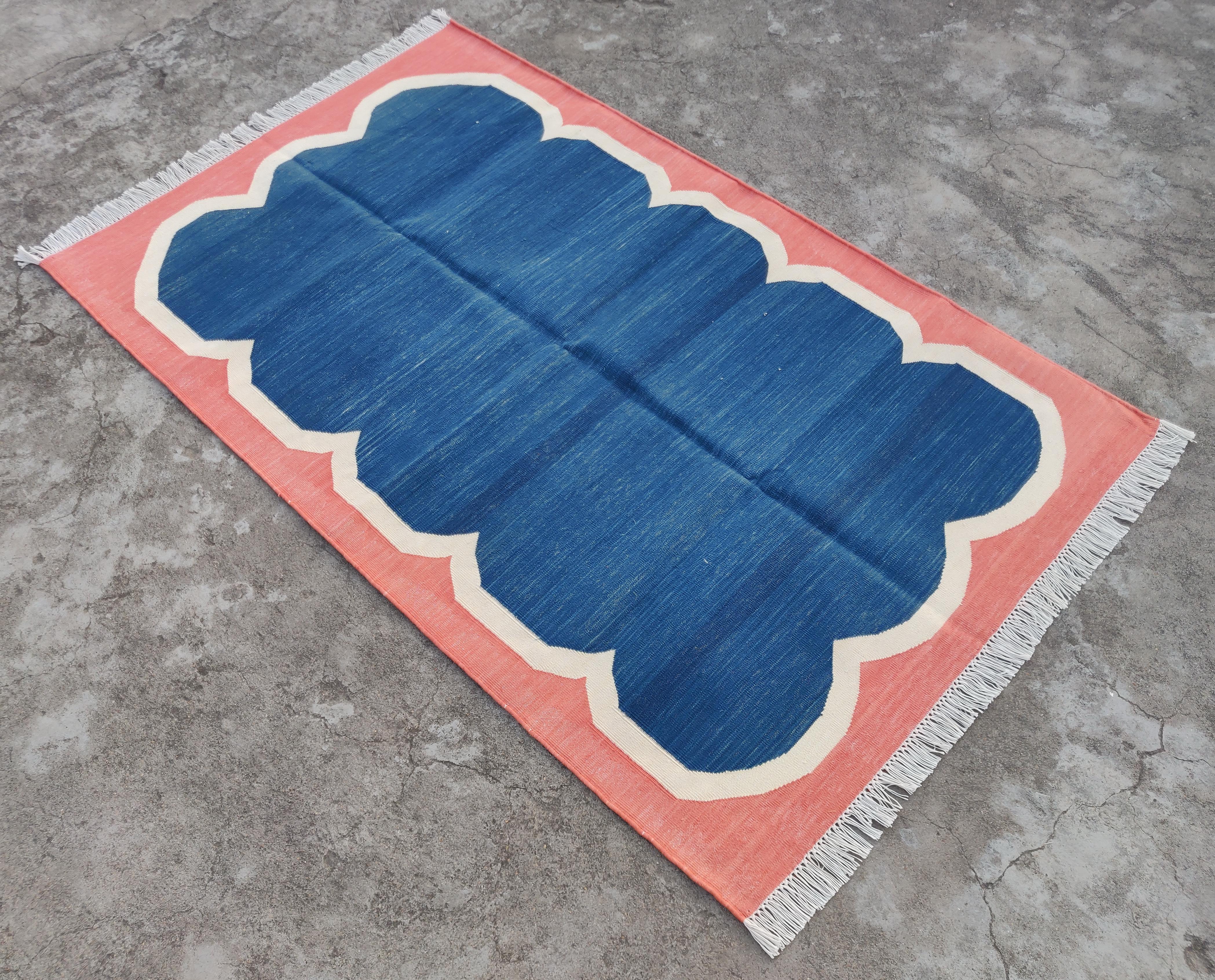 Baumwolle pflanzlich gefärbt Blau und Koralle Scalloped Striped Indian Dhurrie Rug-3'x5' 
Diese speziellen flachgewebten Dhurries werden aus 15-fachem Garn aus 100% Baumwolle handgewebt. Aufgrund der speziellen Fertigungstechniken, die zur