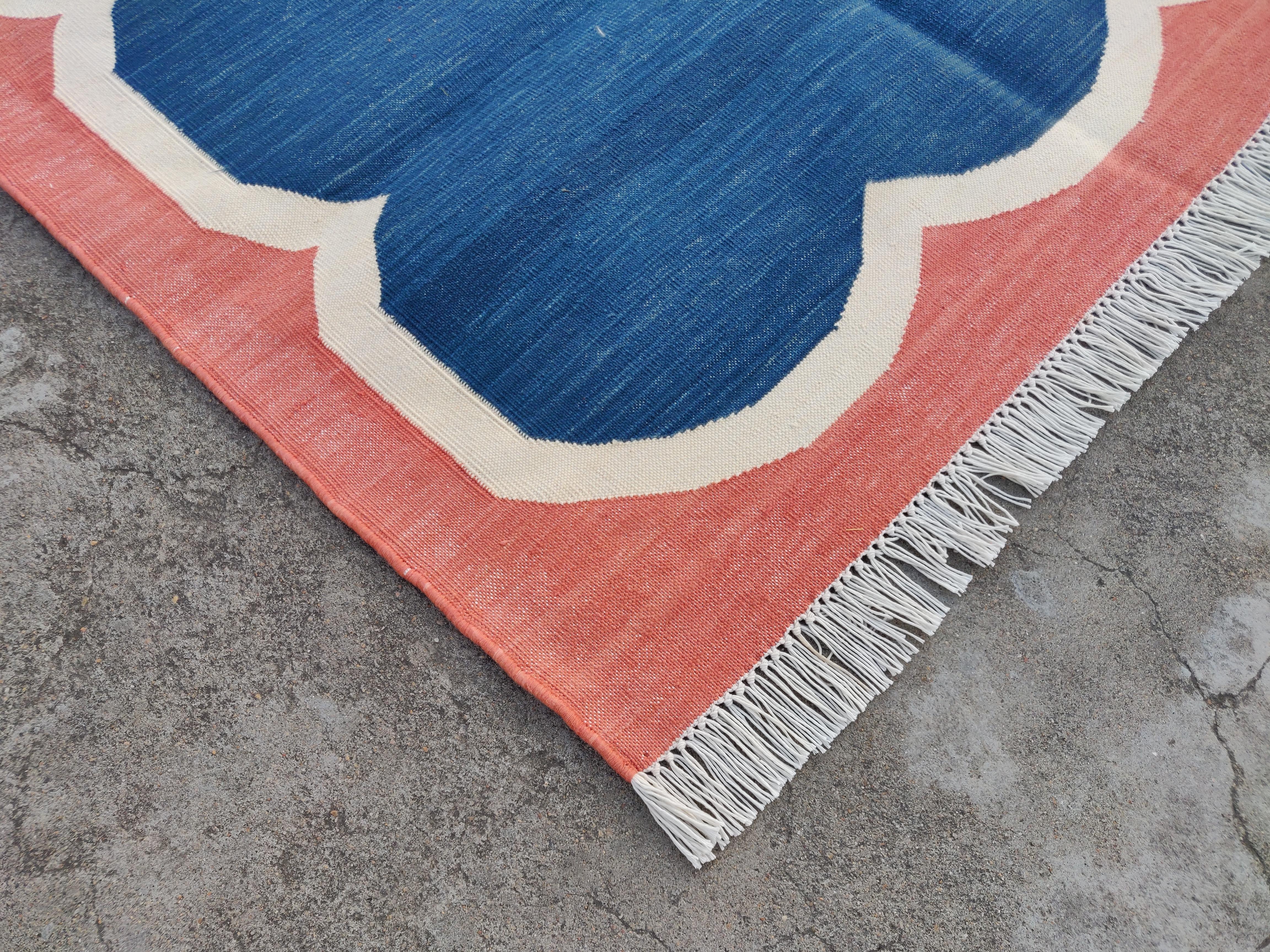 Mid-Century Modern Handmade Cotton Area Flat Weave Rug, 3x5 Blue And Coral Scalloped Indian Dhurrie For Sale