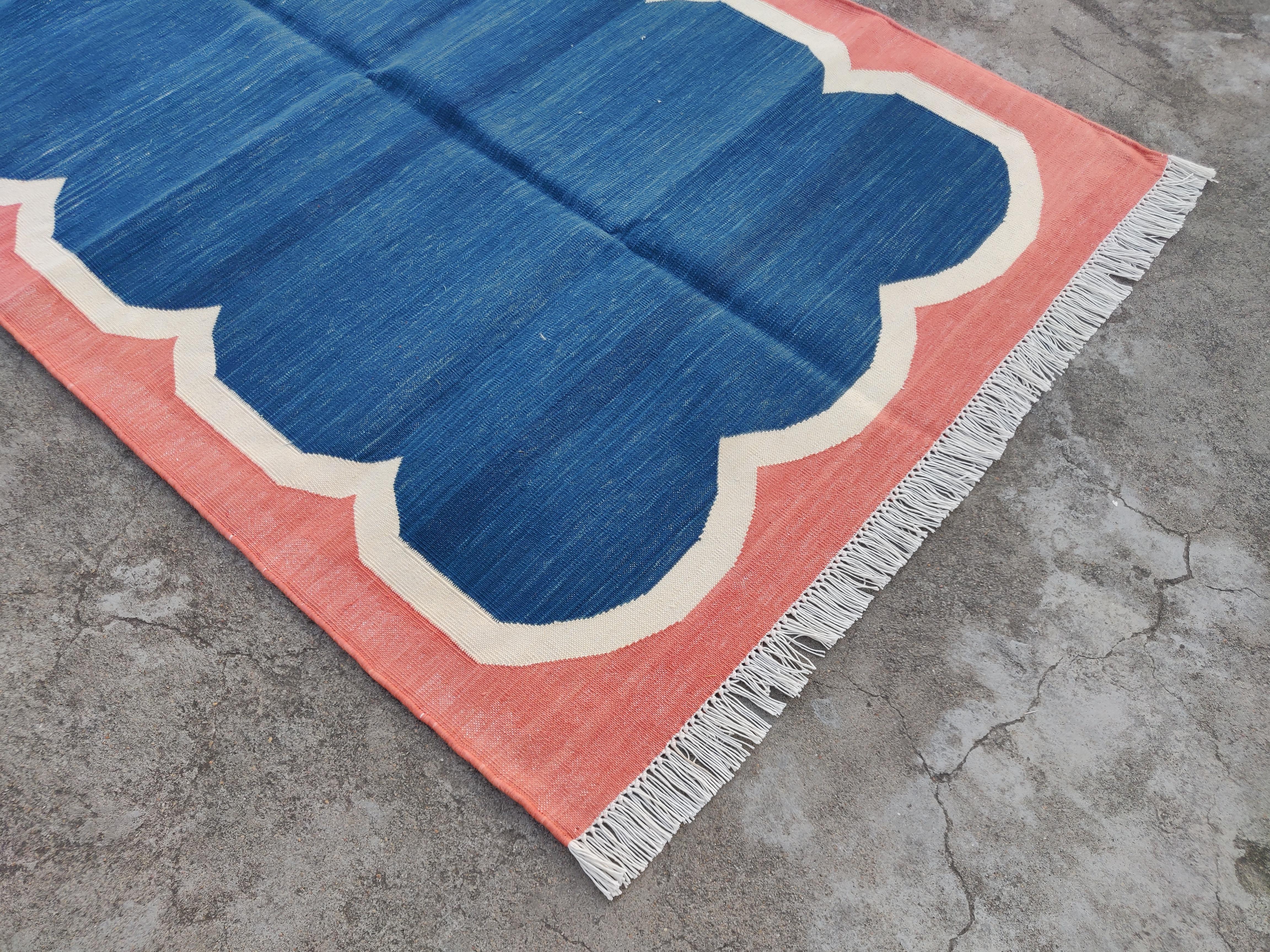 Hand-Woven Handmade Cotton Area Flat Weave Rug, 3x5 Blue And Coral Scalloped Indian Dhurrie For Sale