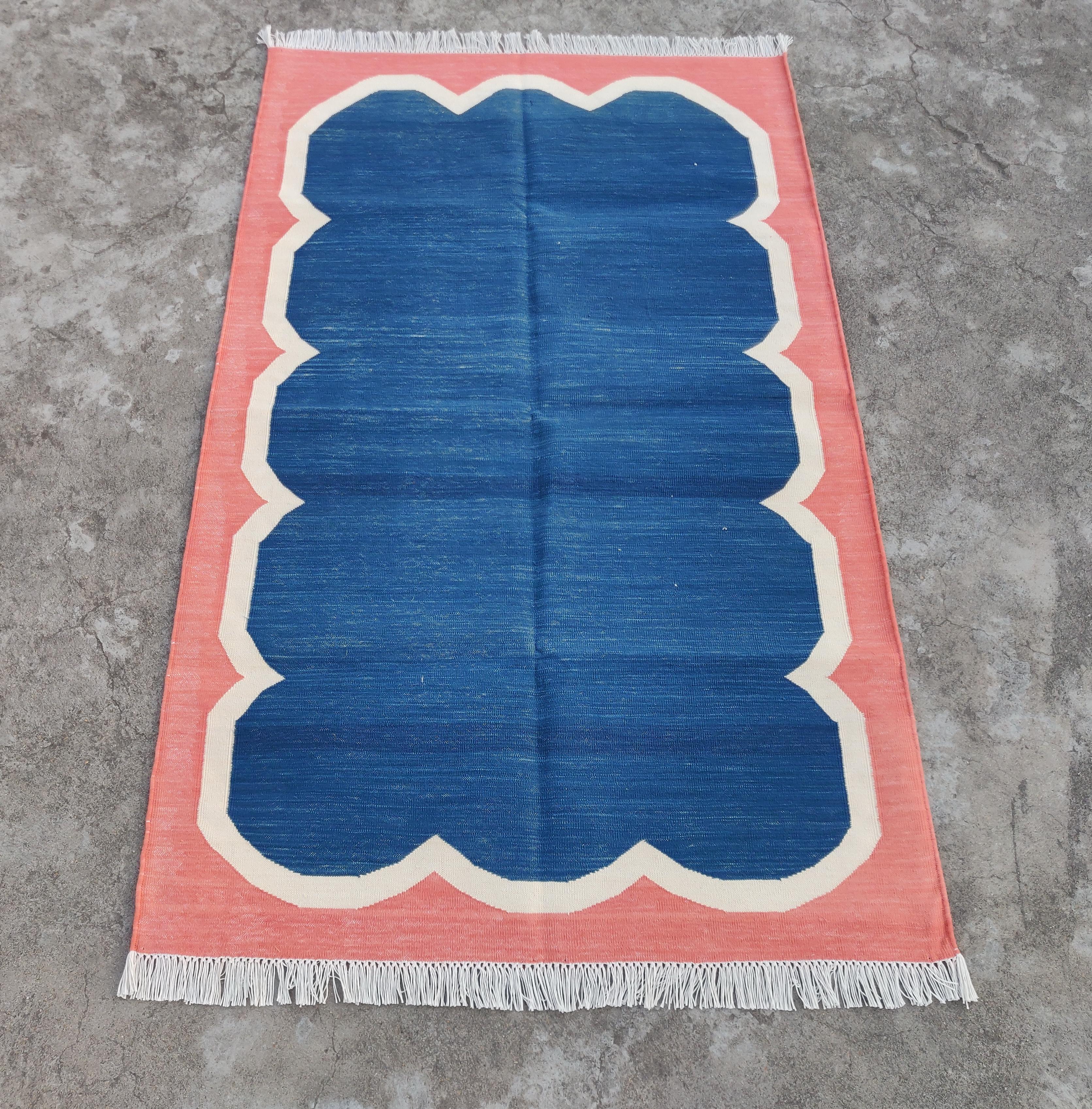 Handmade Cotton Area Flat Weave Rug, 3x5 Blue And Coral Scalloped Indian Dhurrie In New Condition For Sale In Jaipur, IN