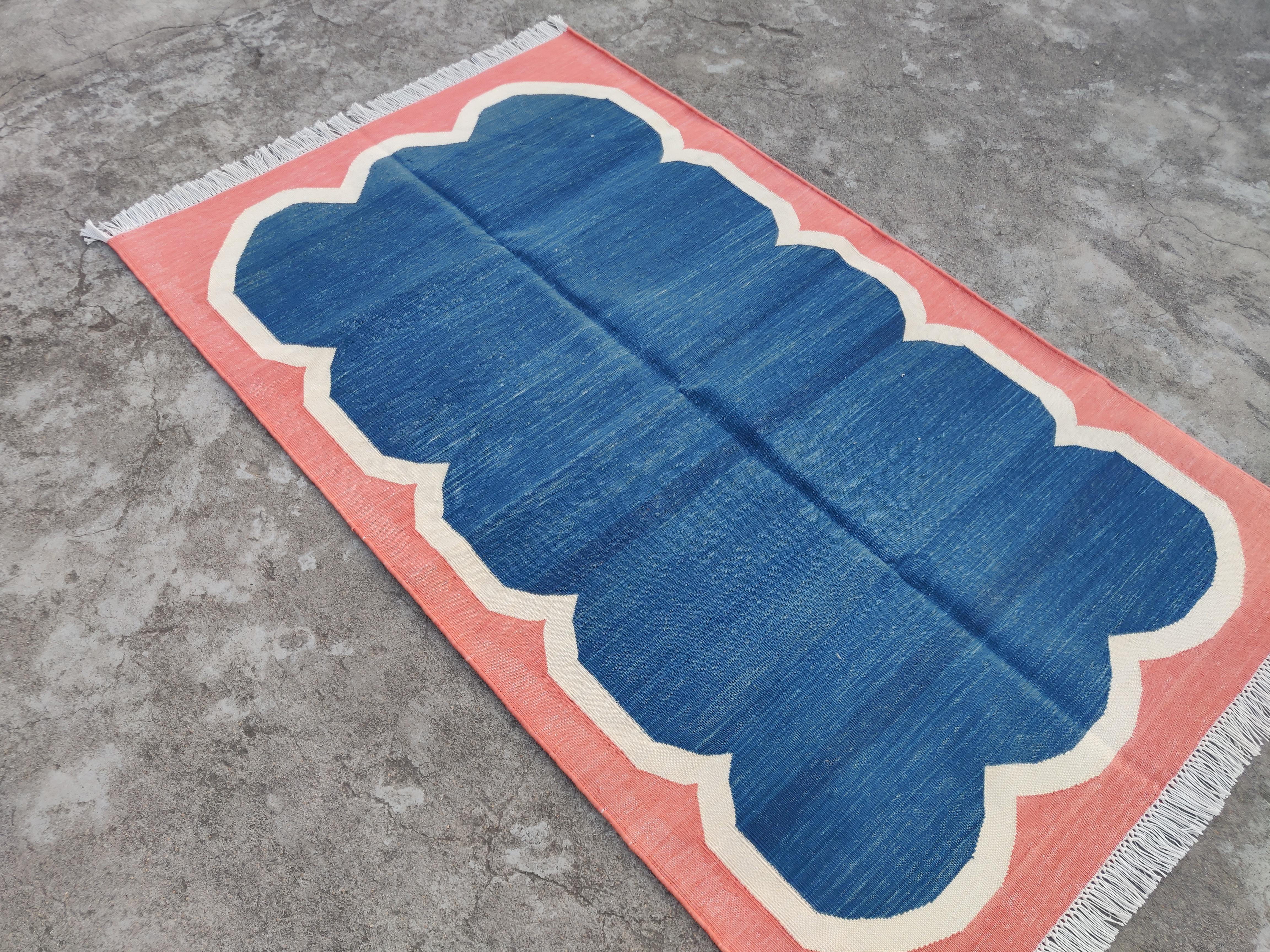 Handmade Cotton Area Flat Weave Rug, 3x5 Blue And Coral Scalloped Indian Dhurrie For Sale 1