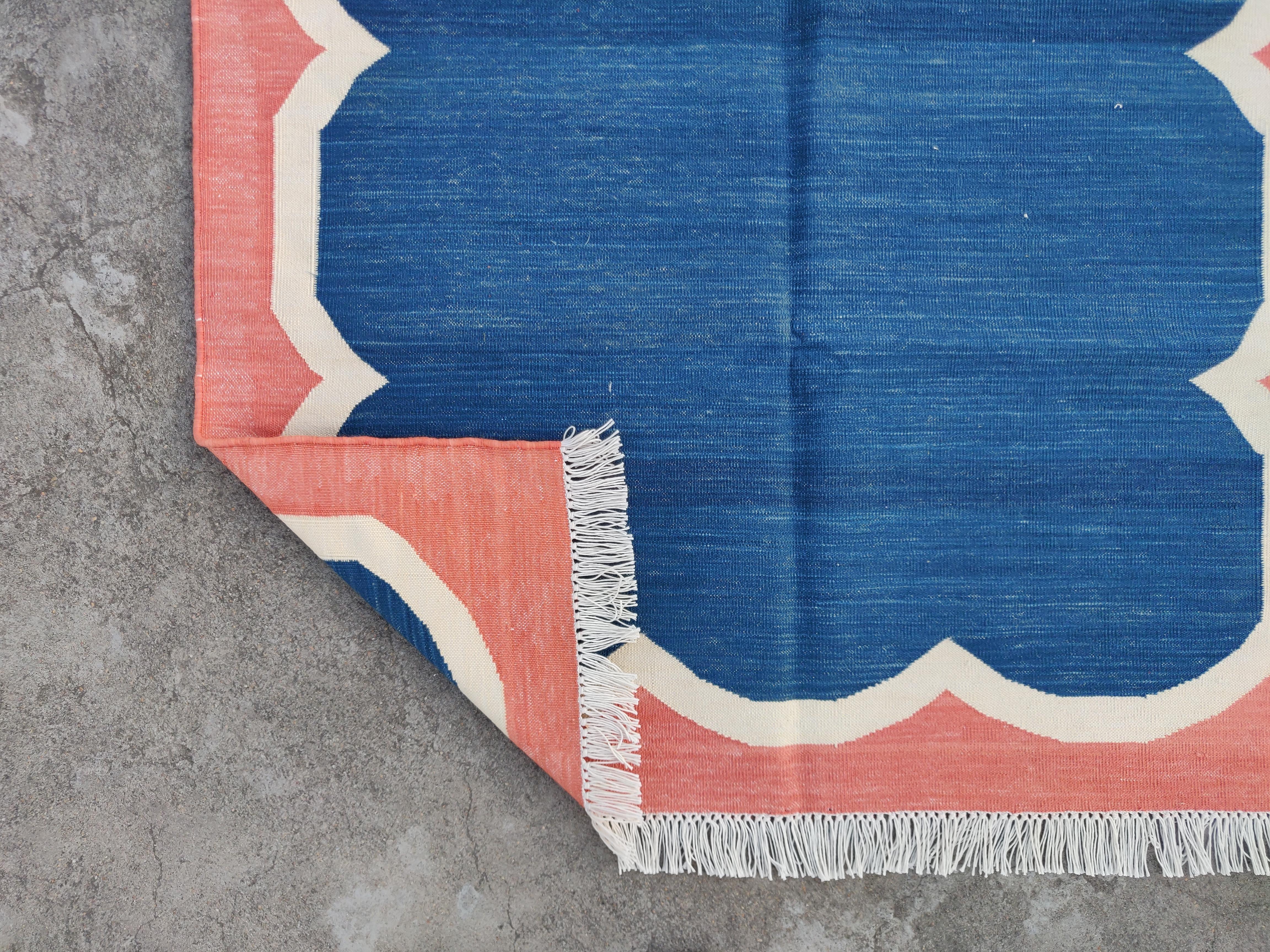 Handgefertigter Flachgewebe-Teppich aus Baumwolle, 3x5 Blau und Koralle mit Wellenschliff, indischer Dhurrie im Angebot 1