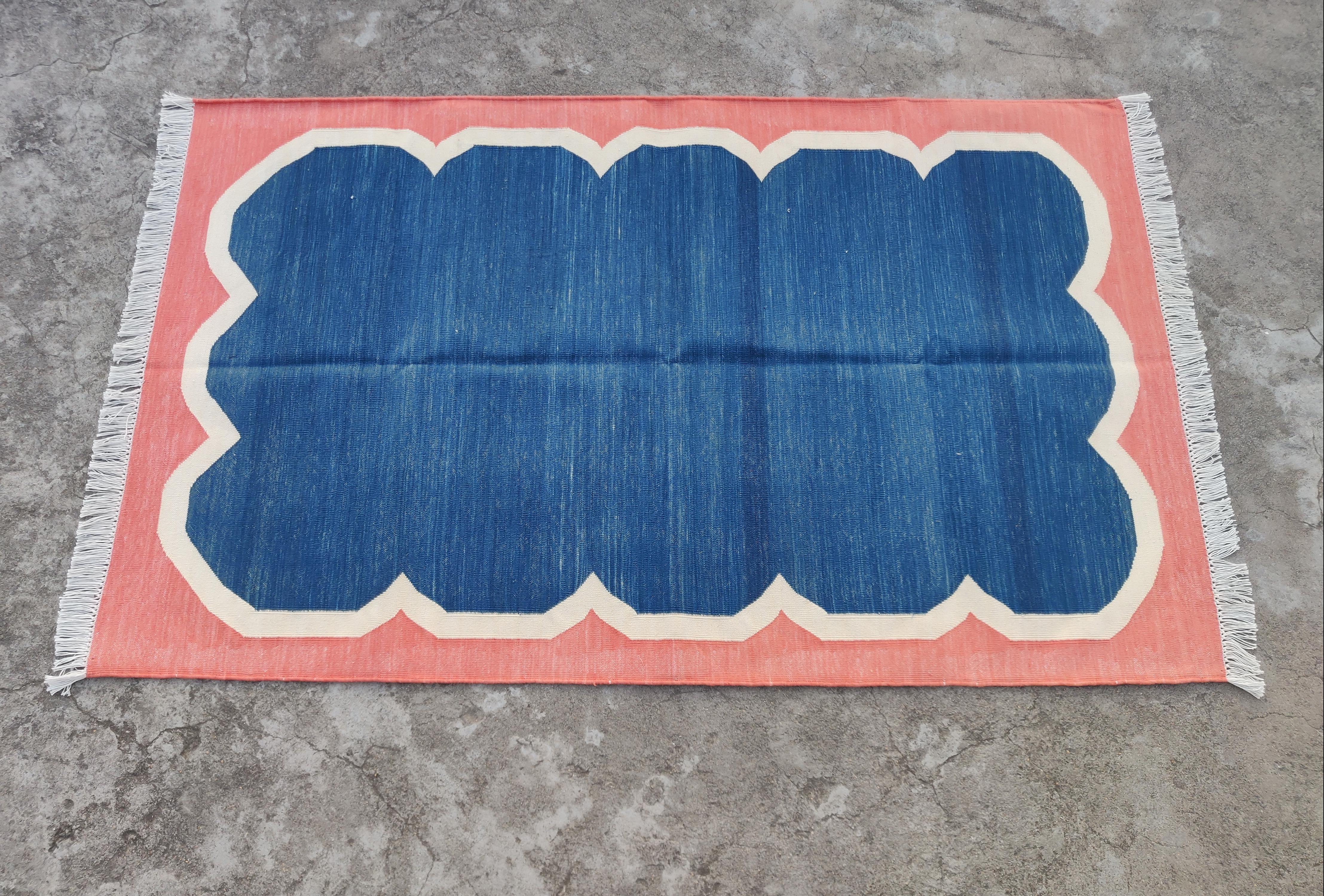 Handmade Cotton Area Flat Weave Rug, 3x5 Blue And Coral Scalloped Indian Dhurrie For Sale 3