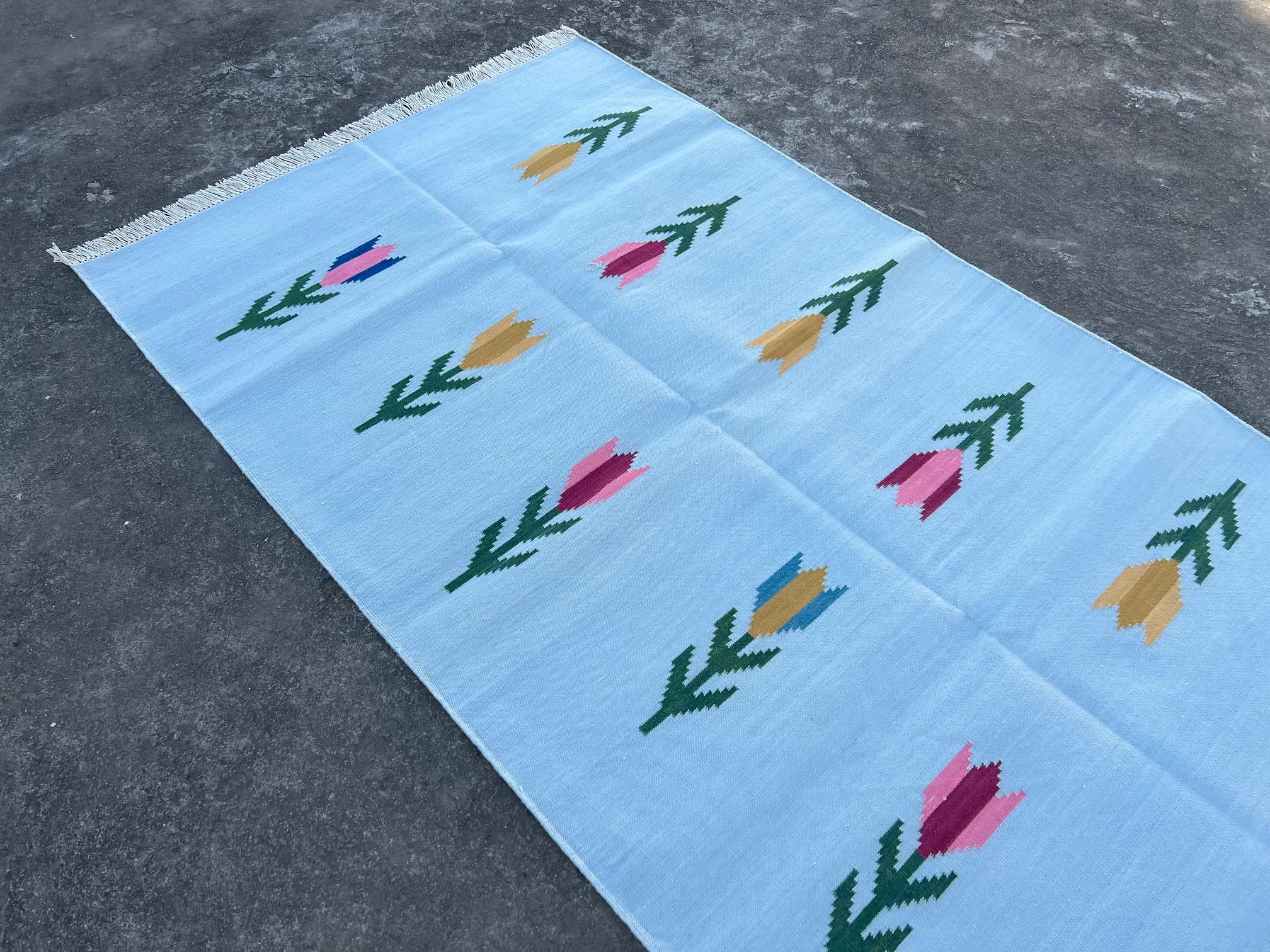 Handgefertigter Flachgewebe-Teppich aus Baumwolle, 3x5 Blaues und grünes Blatt Indischer Dhurrie-Teppich im Angebot 1