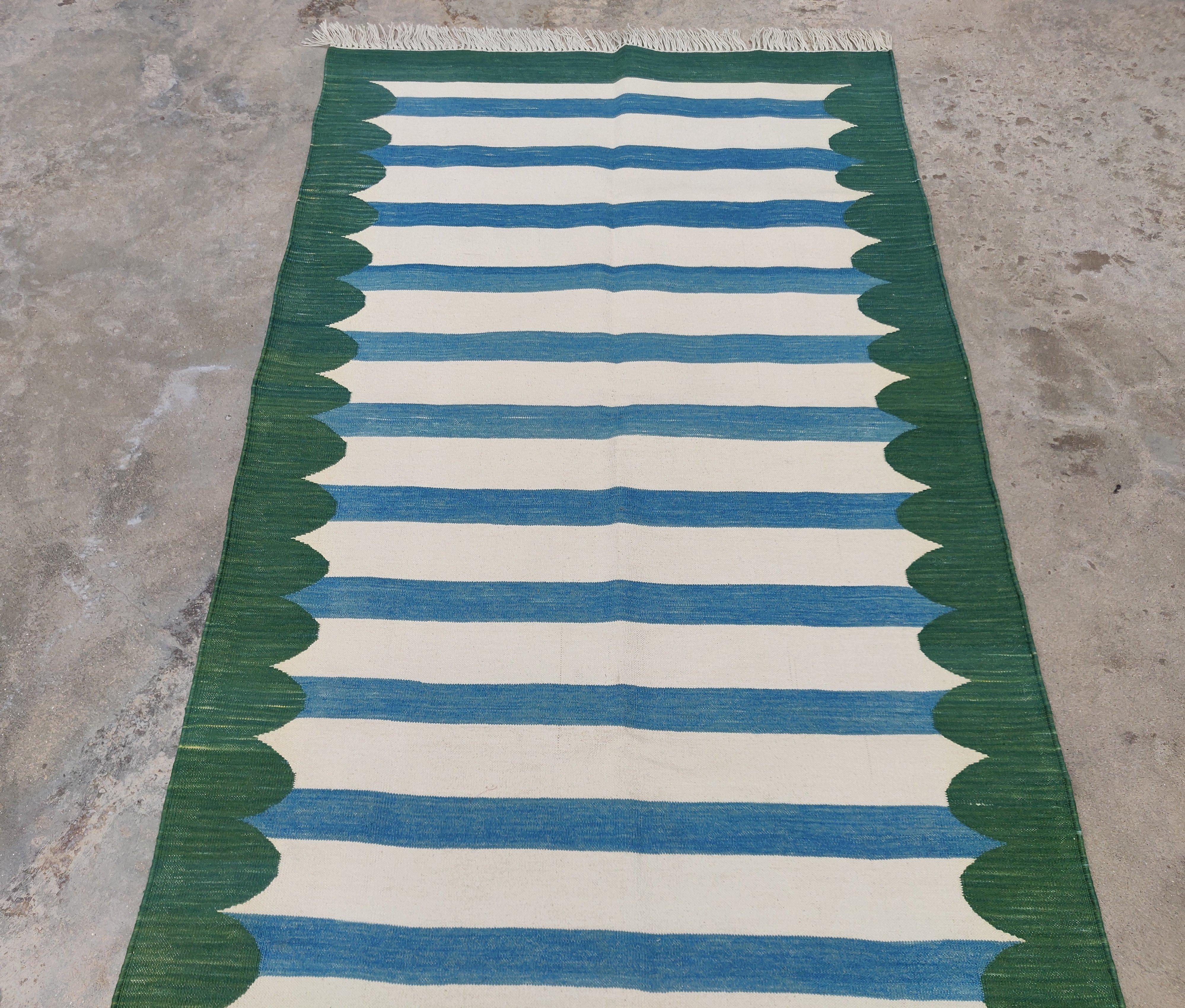 Handmade Cotton Area Flat Weave Rug, 3x5 Blue And Green Scalloped Indian Dhurrie In New Condition For Sale In Jaipur, IN