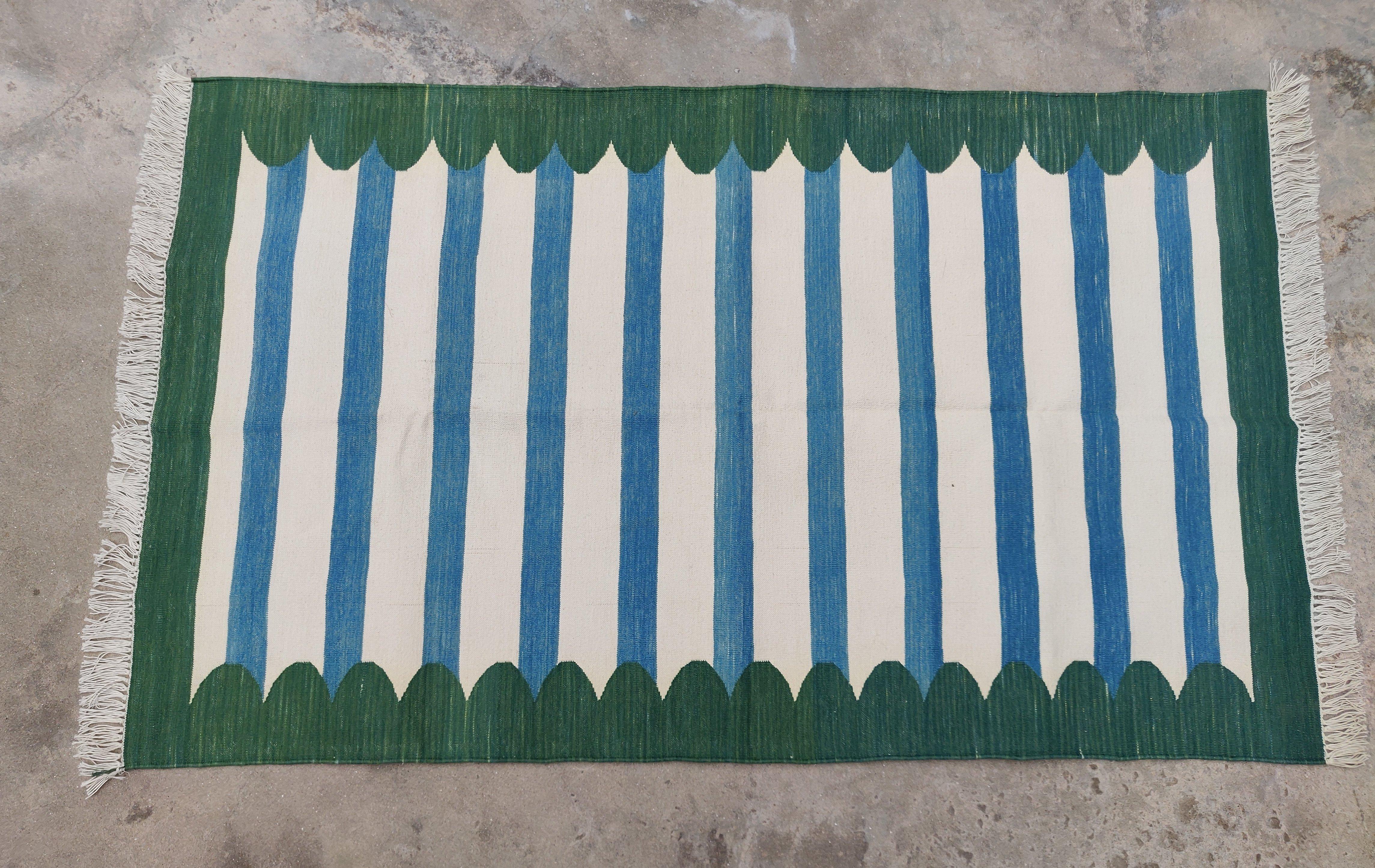 Handmade Cotton Area Flat Weave Rug, 3x5 Blue And Green Scalloped Indian Dhurrie For Sale 2
