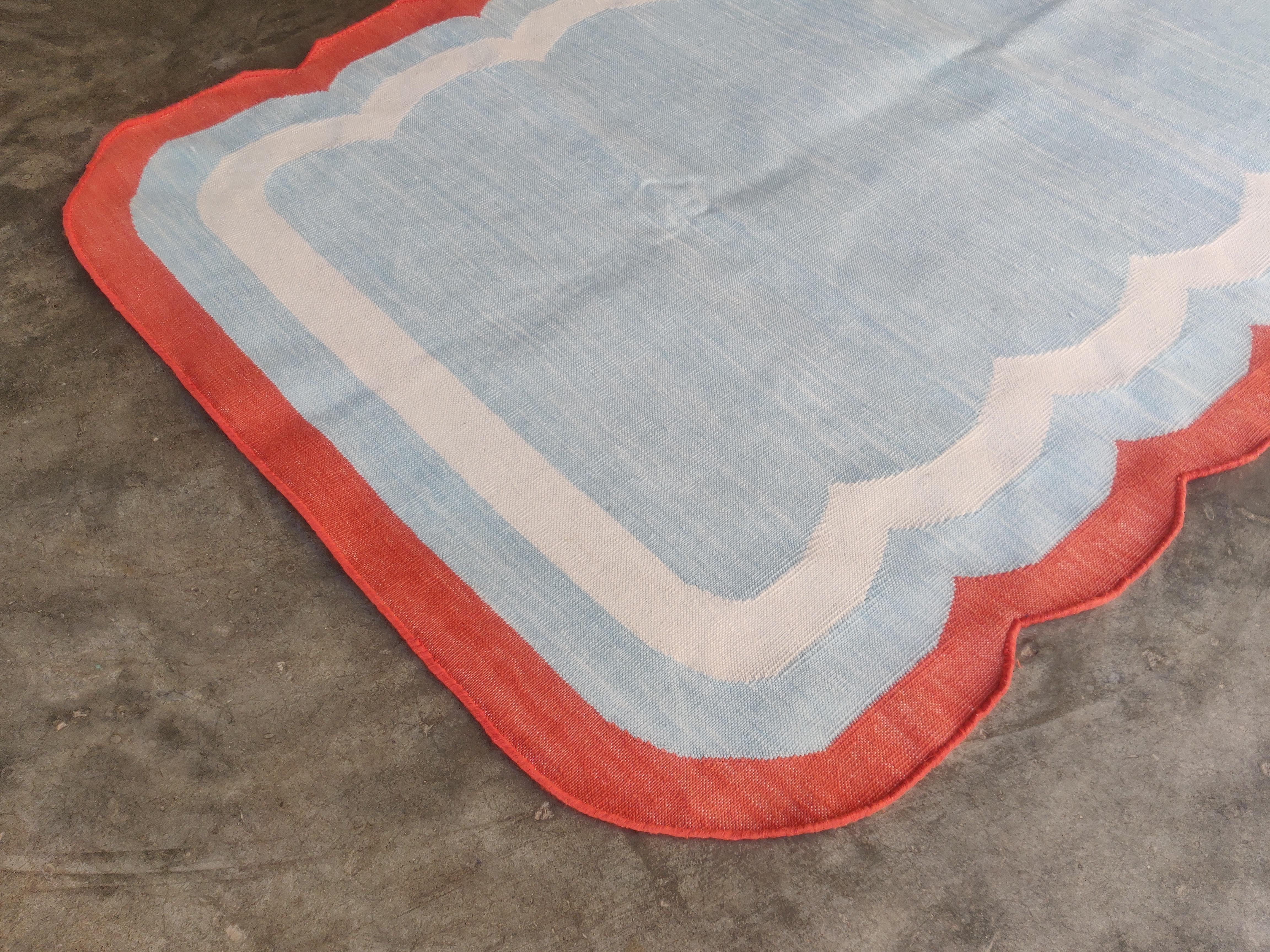 Mid-Century Modern Handmade Cotton Area Flat Weave Rug, 3'x5' Blue And Red Scalloped Indian Dhurrie For Sale