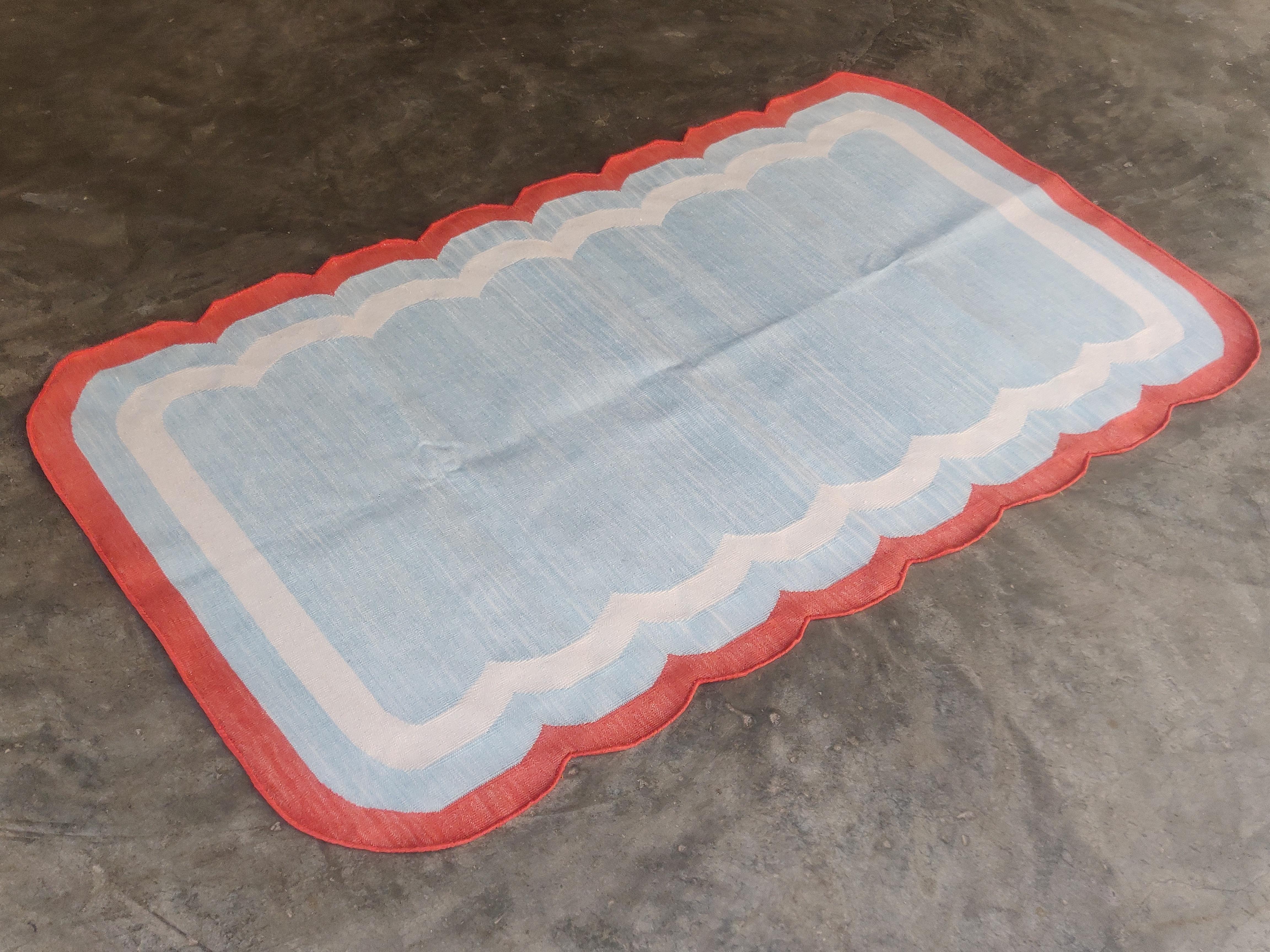 XXI secolo e contemporaneo Tappeto a tessitura piatta in cotone fatto a mano, 3'x5' Blu e rosso con smerlatura Indiana Dhurrie in vendita