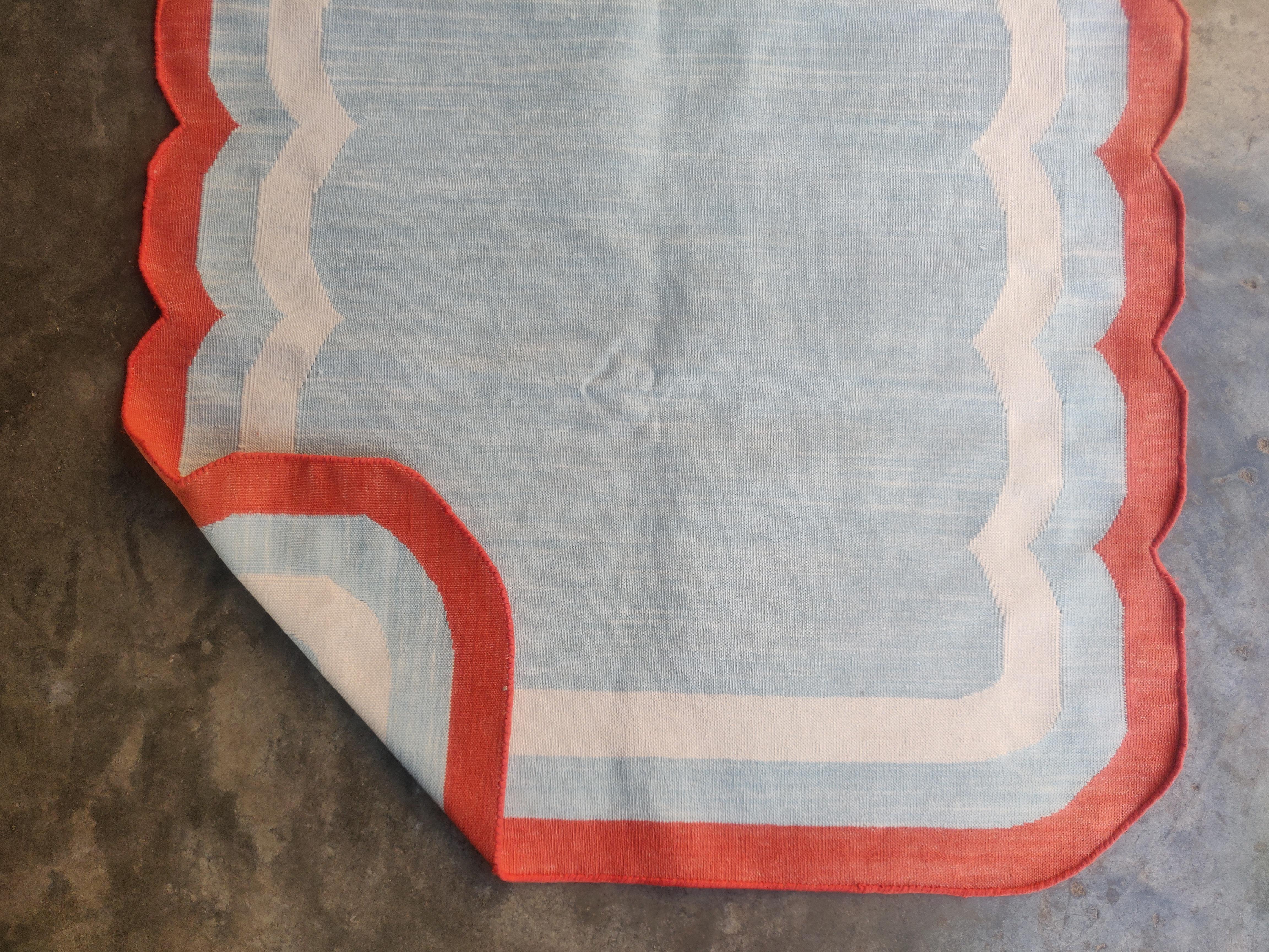 Handmade Cotton Area Flat Weave Rug, 3'x5' Blue And Red Scalloped Indian Dhurrie For Sale 2