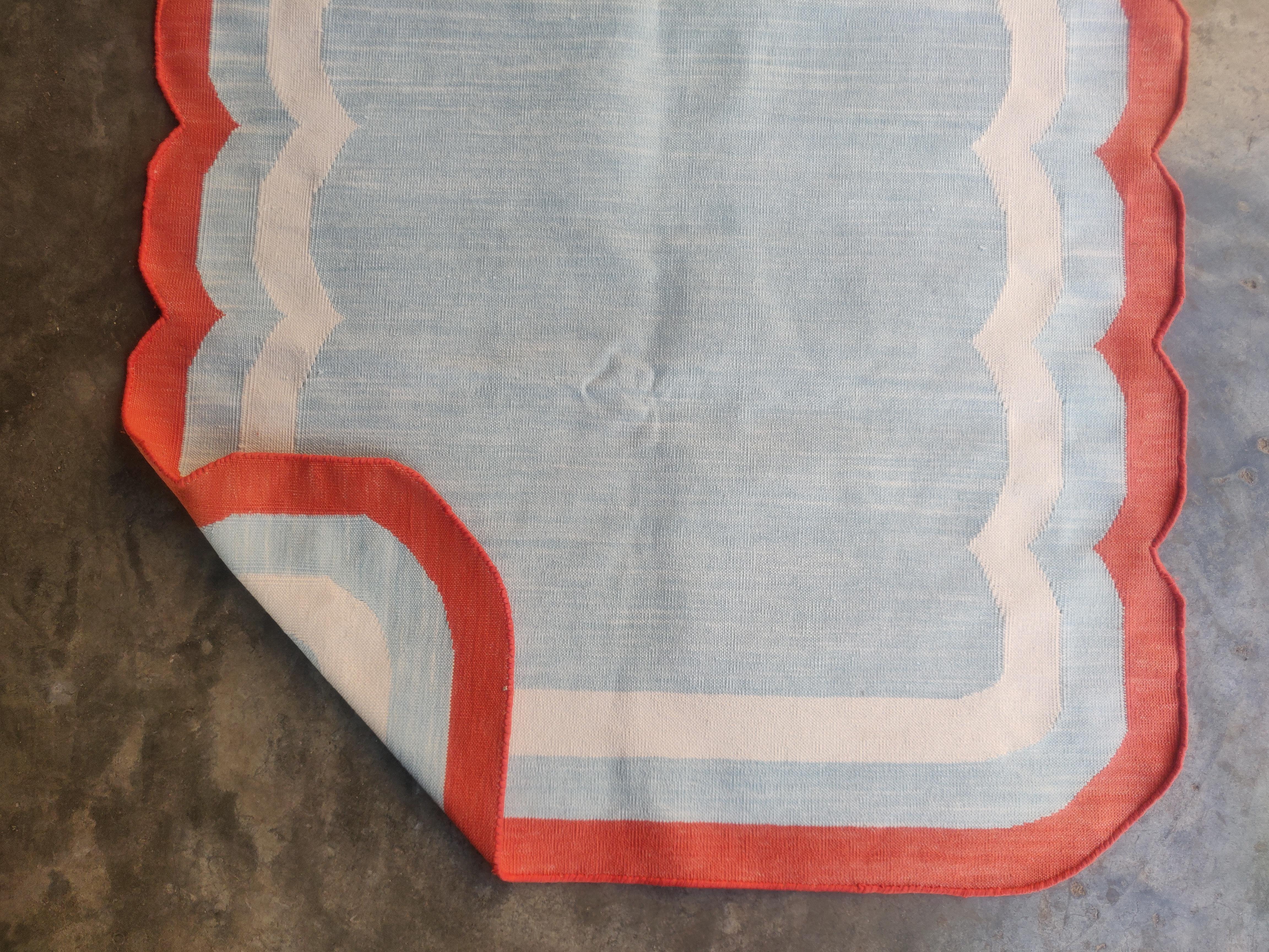 Cotone Tappeto a tessitura piatta in cotone fatto a mano, 3'x5' Blu e rosso con smerlatura Indiana Dhurrie in vendita