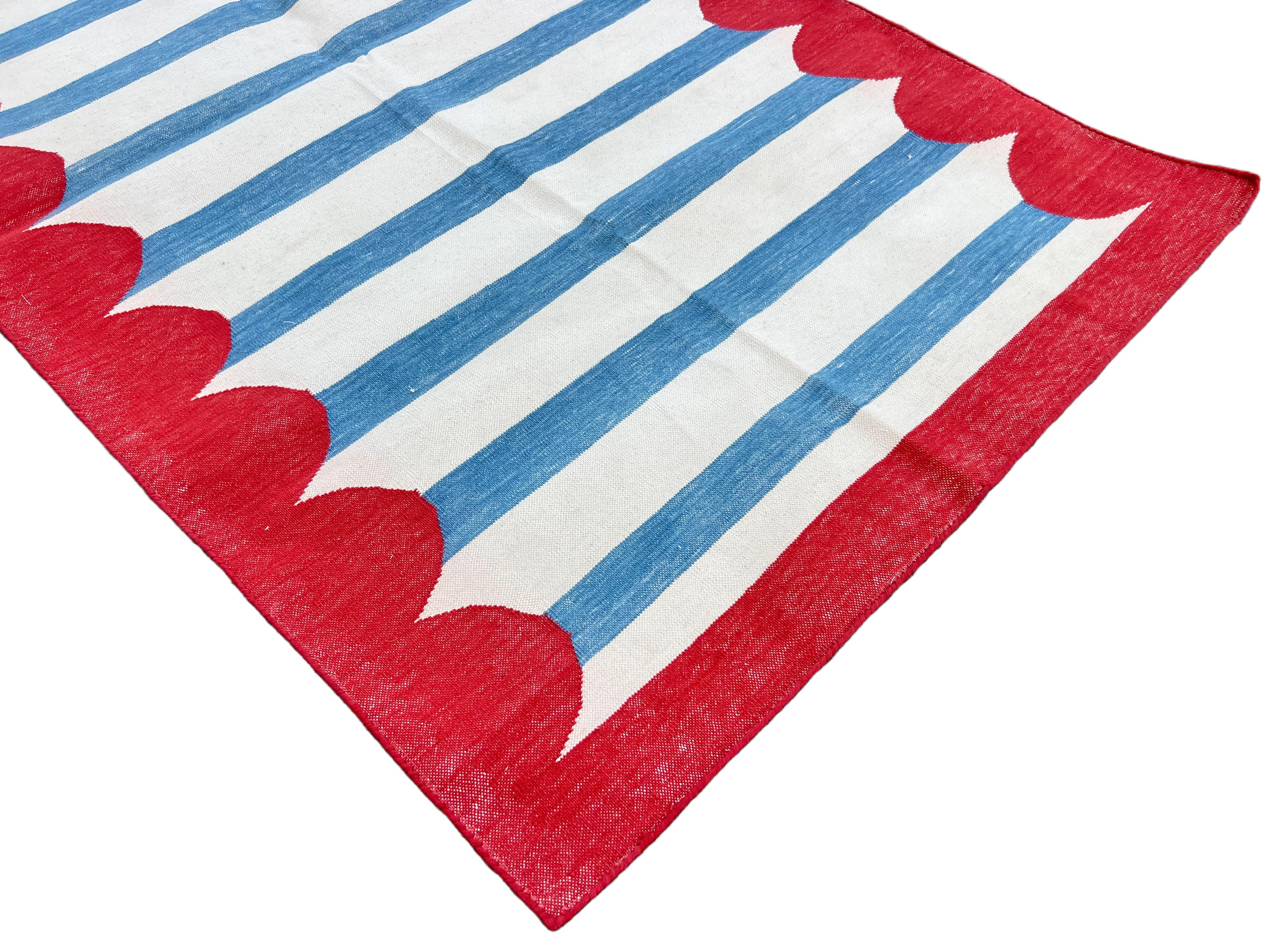 Indiano Tappeto a tessitura piatta in cotone fatto a mano, 3x5 Tappeto indiano Dhurrie a strisce blu e rosse in vendita
