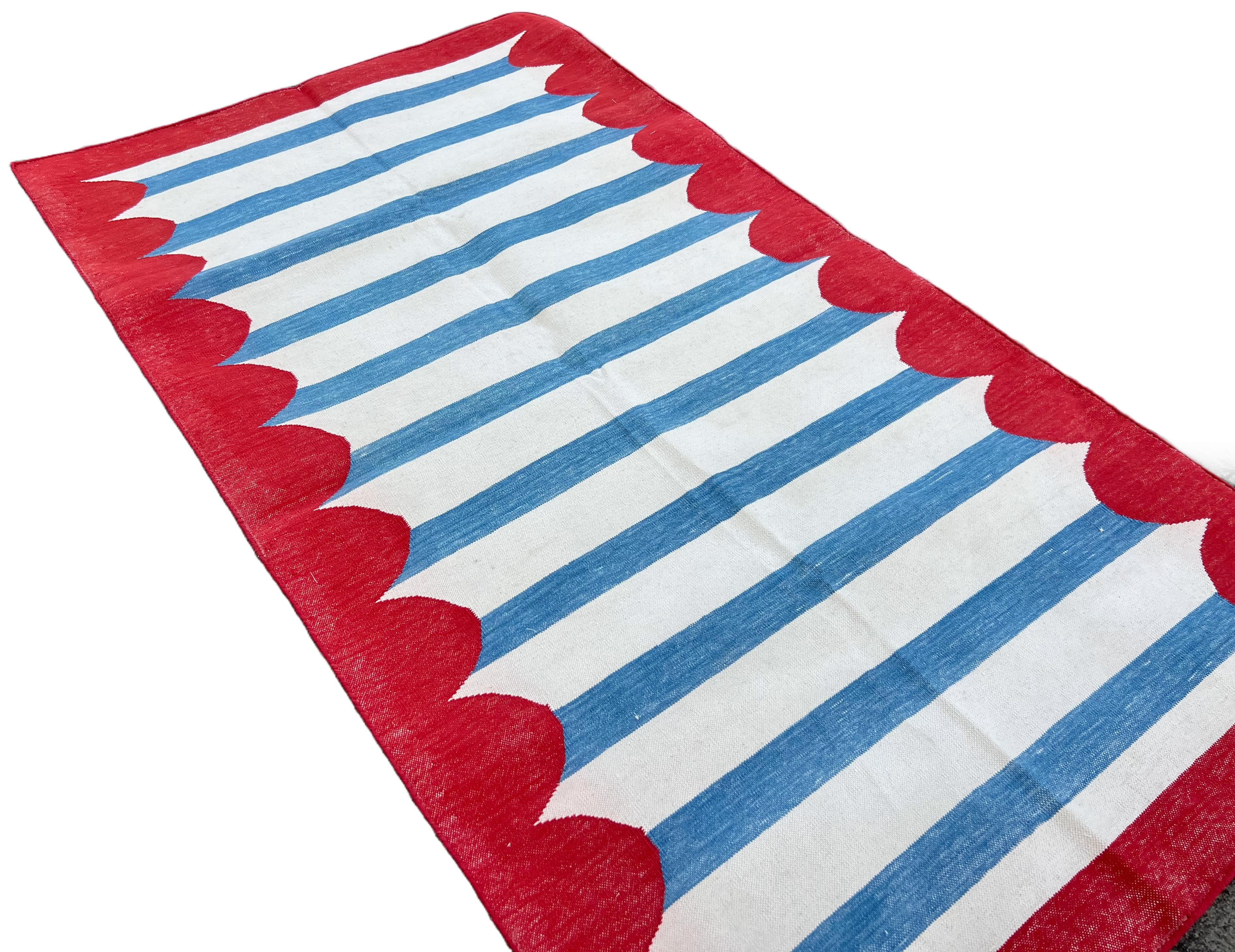 Tessuto a mano Tappeto a tessitura piatta in cotone fatto a mano, 3x5 Tappeto indiano Dhurrie a strisce blu e rosse in vendita
