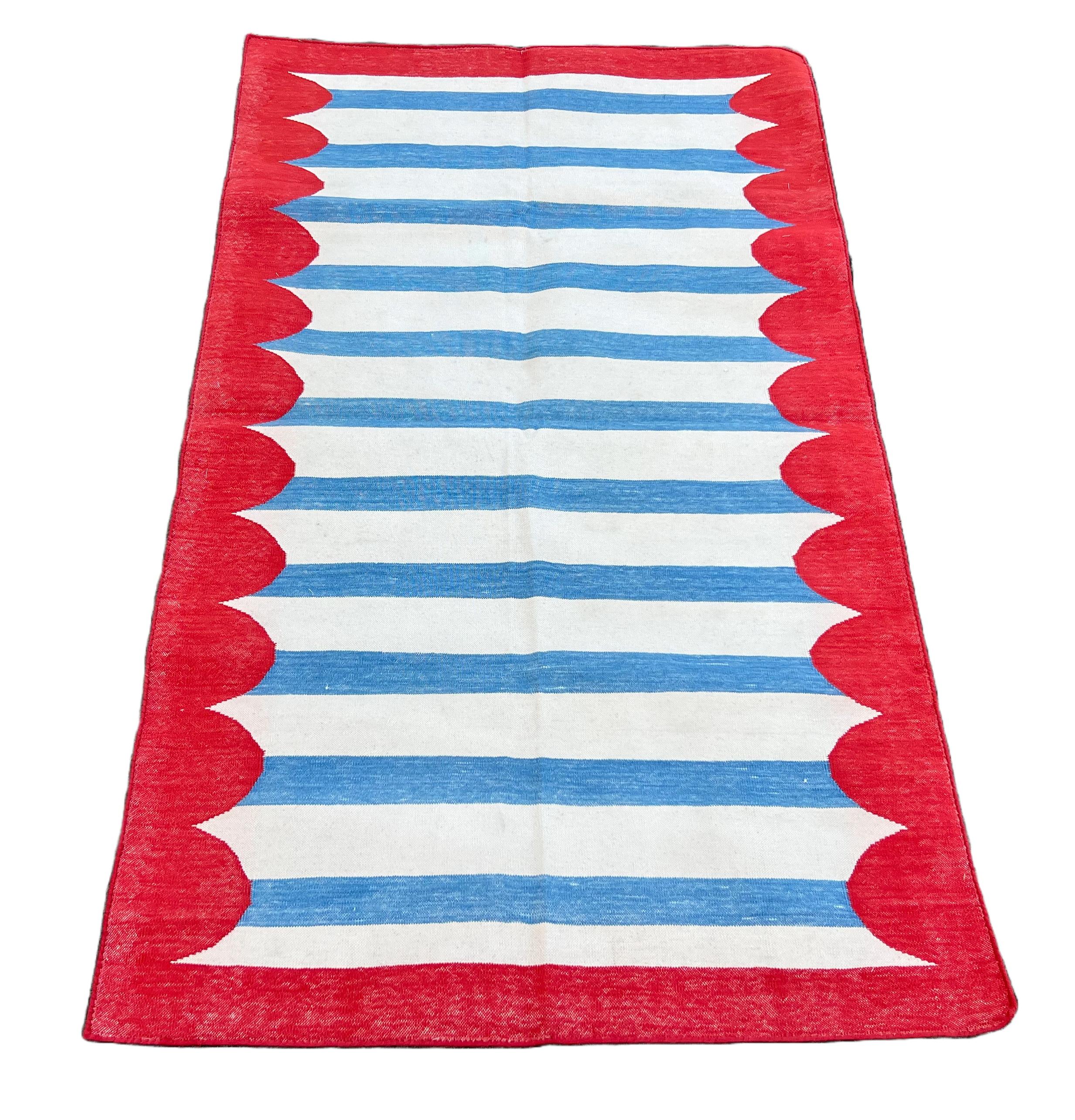 Tappeto a tessitura piatta in cotone fatto a mano, 3x5 Tappeto indiano Dhurrie a strisce blu e rosse In condizioni Nuovo in vendita a Jaipur, IN