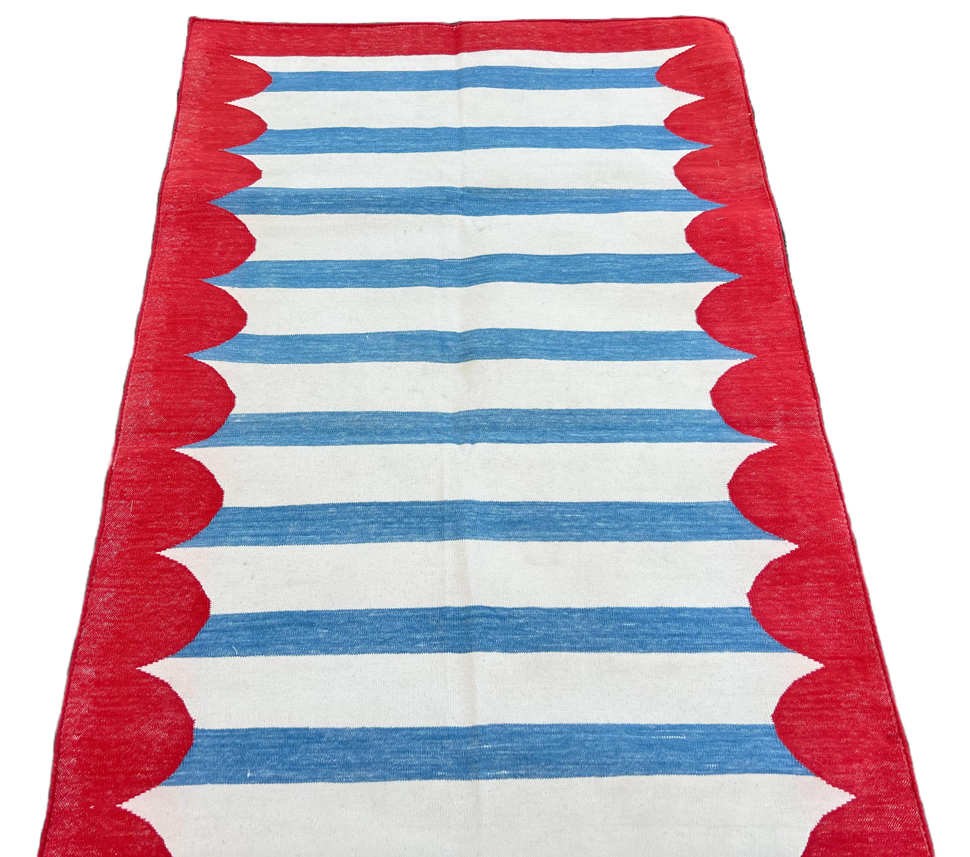 XXI secolo e contemporaneo Tappeto a tessitura piatta in cotone fatto a mano, 3x5 Tappeto indiano Dhurrie a strisce blu e rosse in vendita