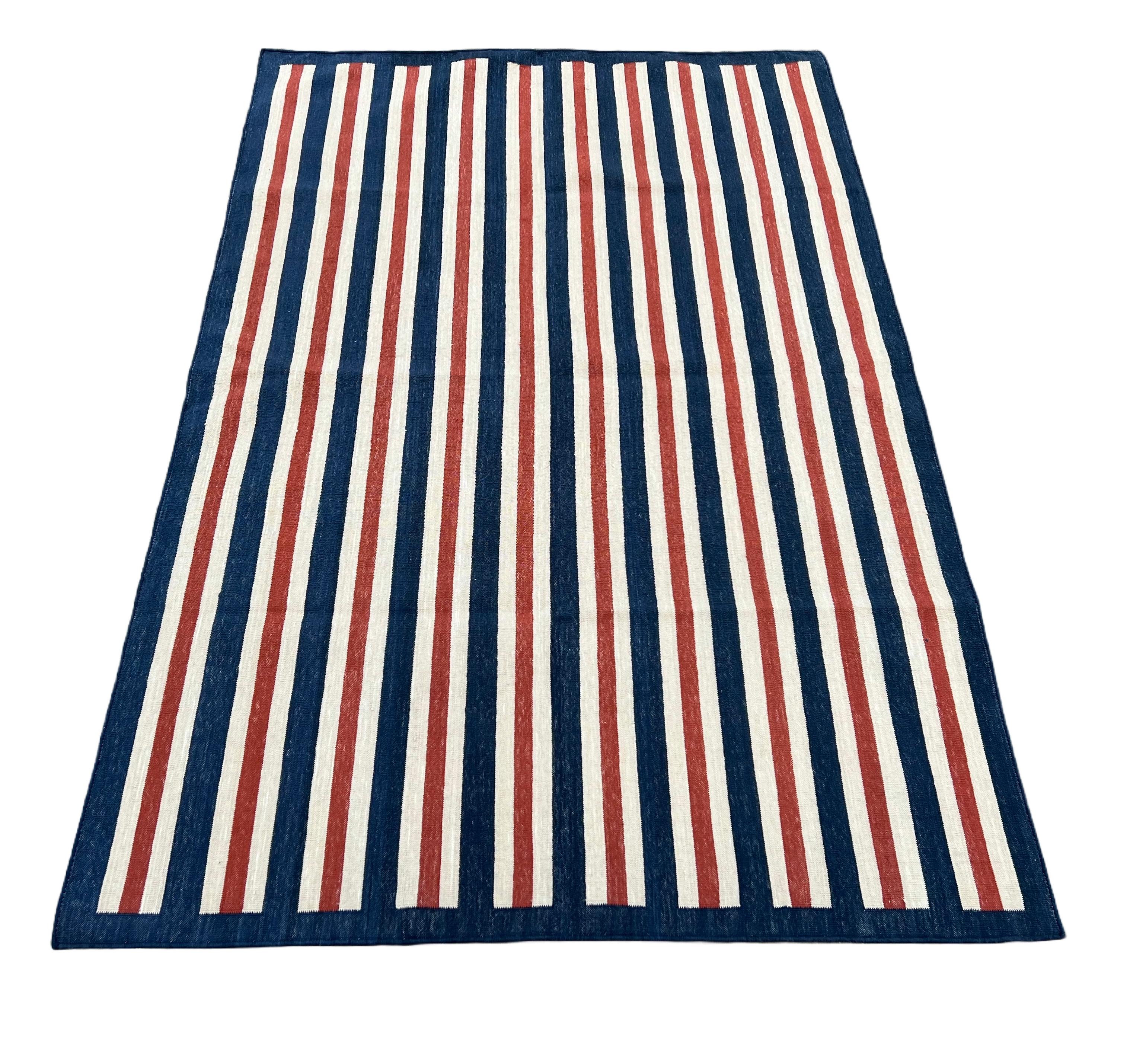 Coton Tapis Dhurrie indien à tissage plat fait à la main, 3x5, rayures bleues et rouges en vente