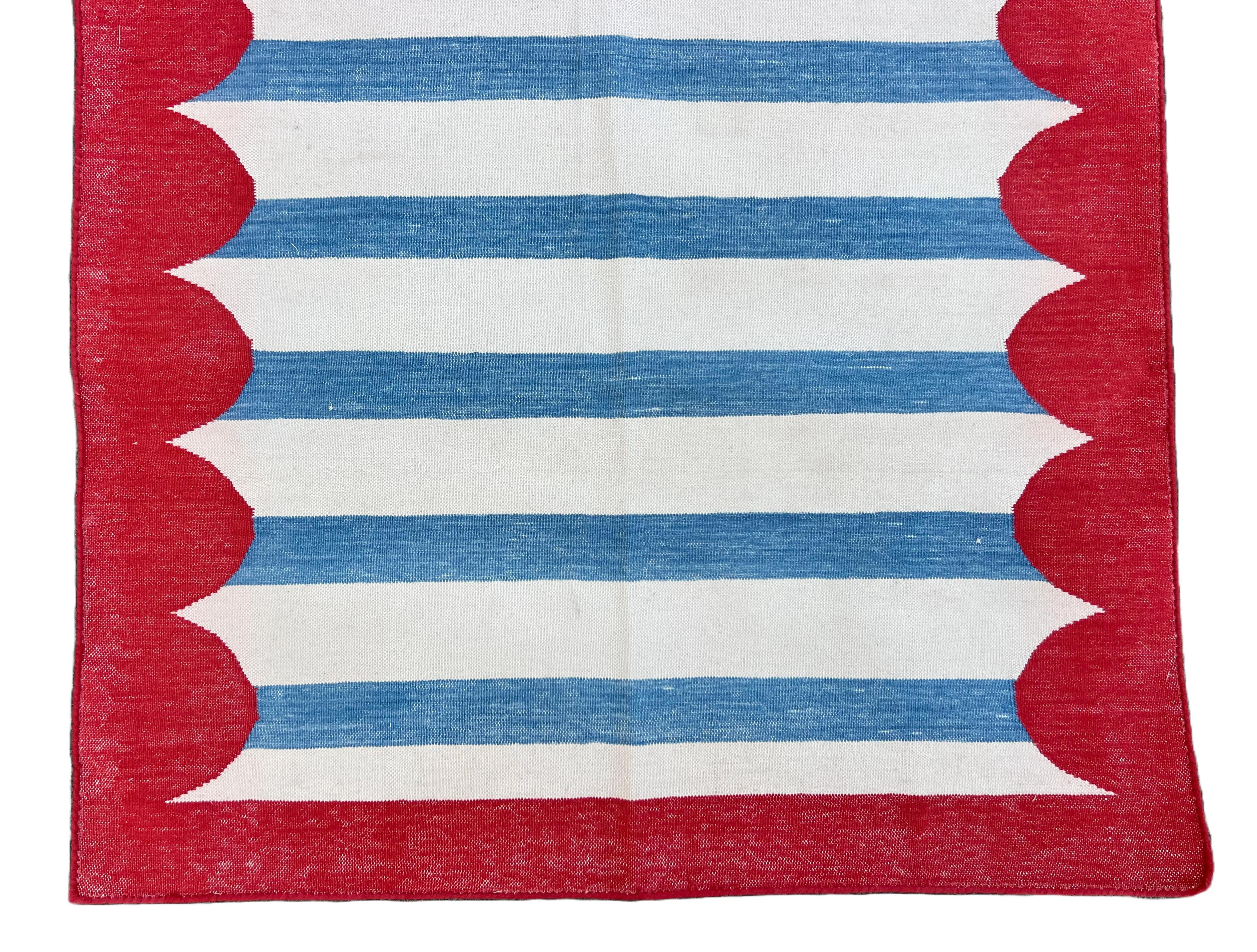 Cotone Tappeto a tessitura piatta in cotone fatto a mano, 3x5 Tappeto indiano Dhurrie a strisce blu e rosse in vendita
