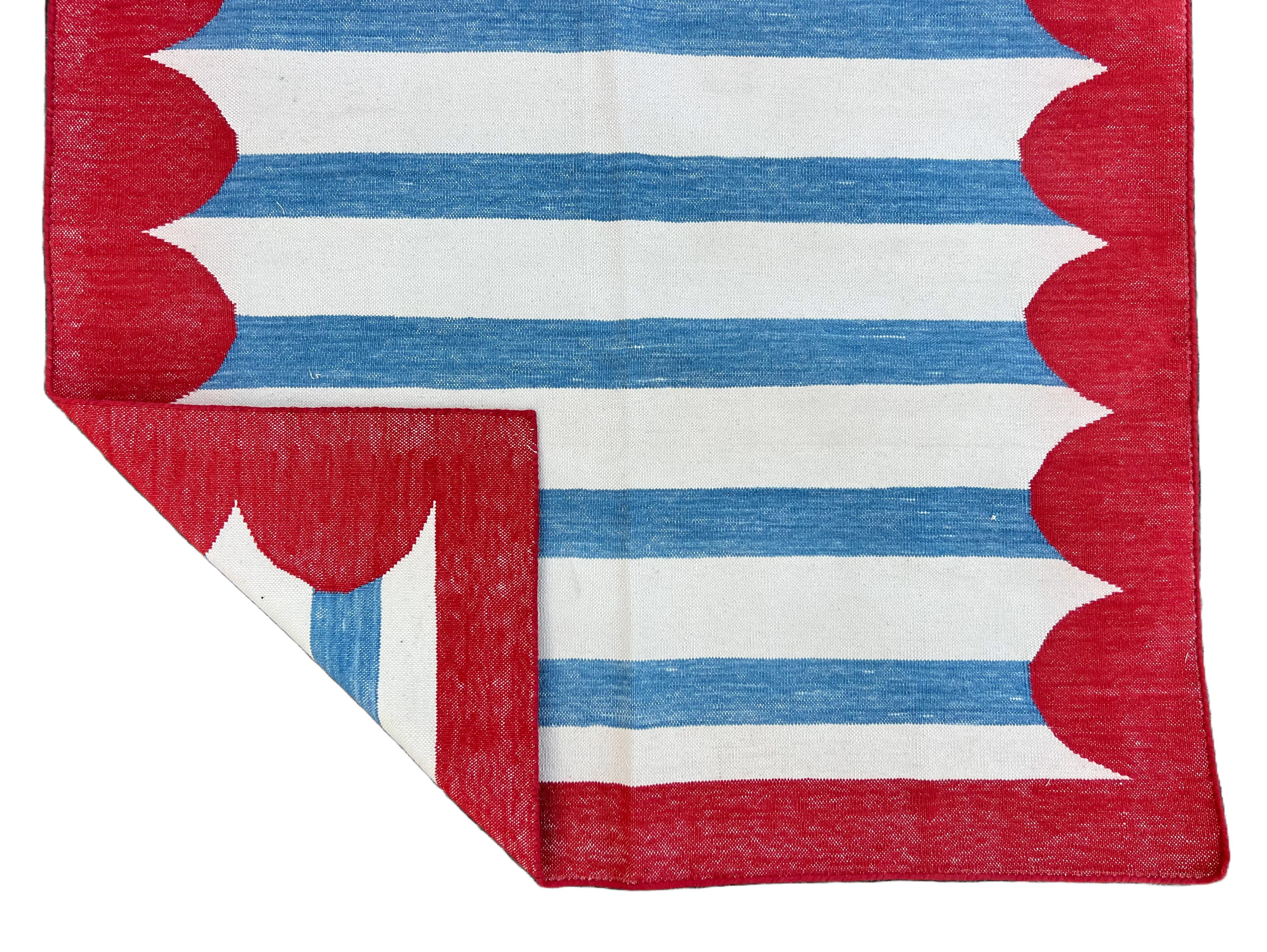 Tappeto a tessitura piatta in cotone fatto a mano, 3x5 Tappeto indiano Dhurrie a strisce blu e rosse in vendita 1