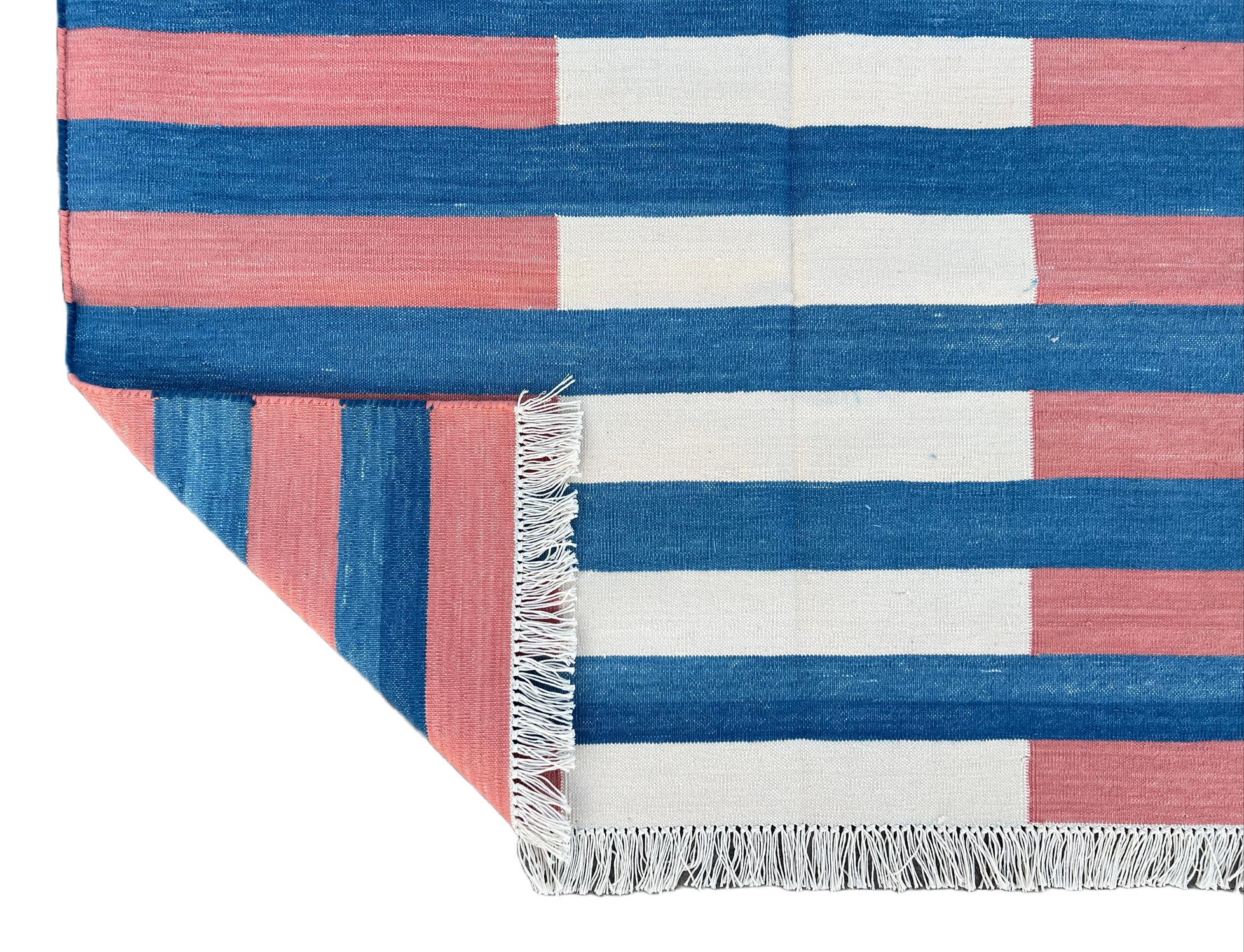 Tappeto a tessitura piatta in cotone fatto a mano, 3x5 Tappeto a strisce blu e rosse Dhurrie indiano in vendita 2
