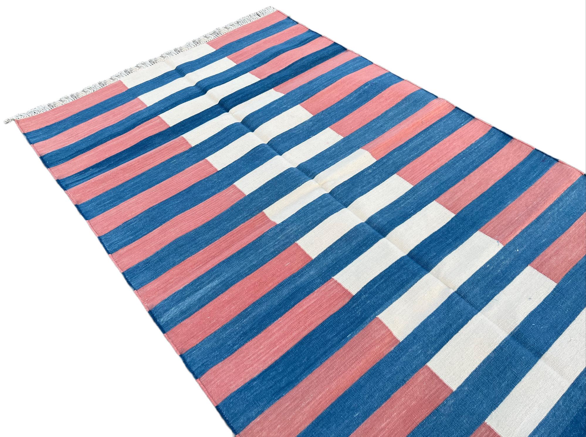Tessuto a mano Tappeto a tessitura piatta in cotone fatto a mano, 3x5 Tappeto a strisce blu e rosse Dhurrie indiano in vendita
