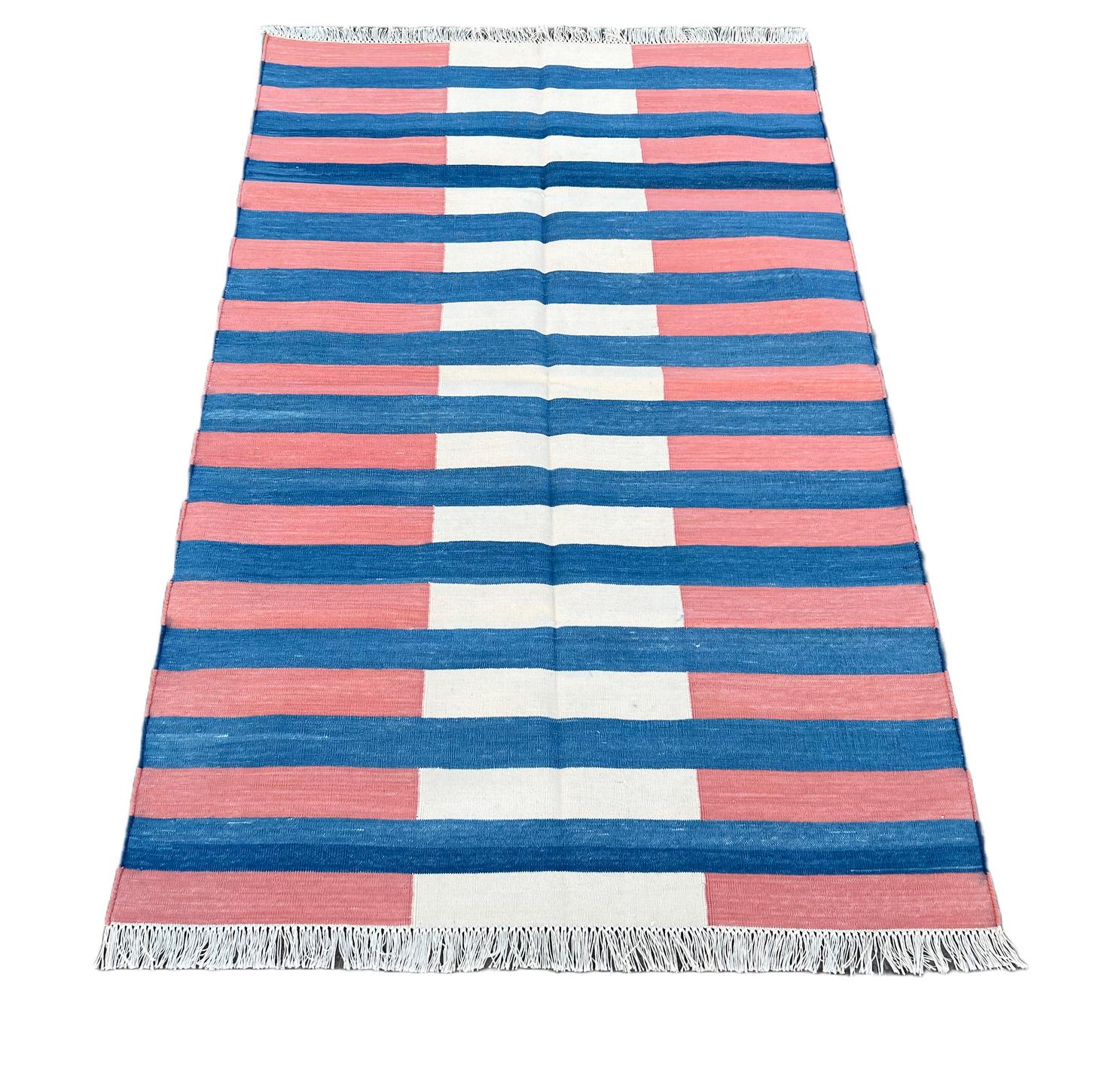 Tappeto a tessitura piatta in cotone fatto a mano, 3x5 Tappeto a strisce blu e rosse Dhurrie indiano In condizioni Nuovo in vendita a Jaipur, IN