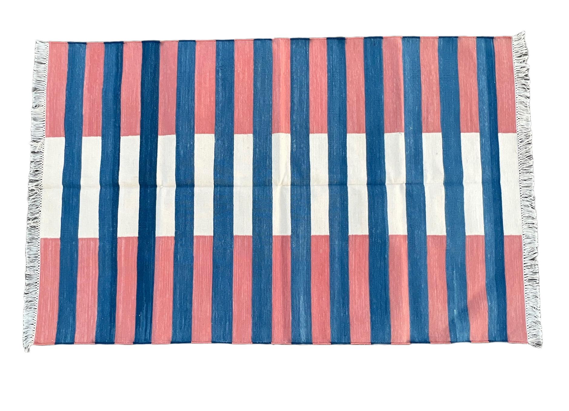 XXI secolo e contemporaneo Tappeto a tessitura piatta in cotone fatto a mano, 3x5 Tappeto a strisce blu e rosse Dhurrie indiano in vendita