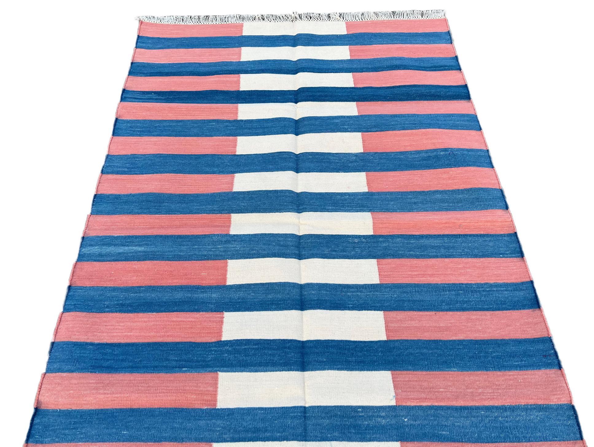 Cotone Tappeto a tessitura piatta in cotone fatto a mano, 3x5 Tappeto a strisce blu e rosse Dhurrie indiano in vendita