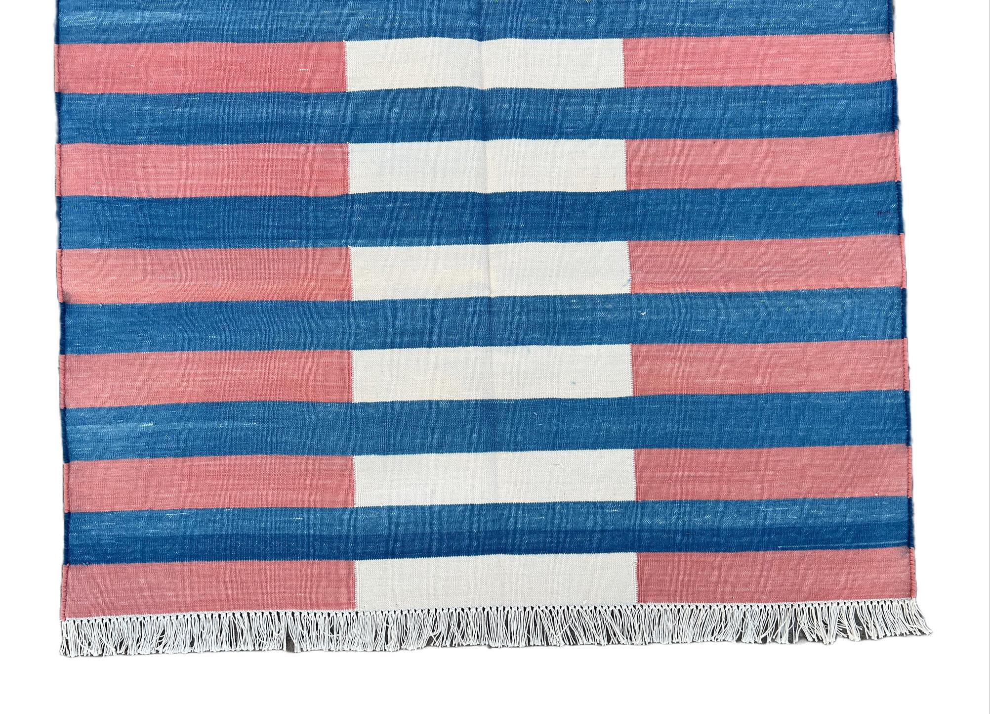 Tappeto a tessitura piatta in cotone fatto a mano, 3x5 Tappeto a strisce blu e rosse Dhurrie indiano in vendita 1