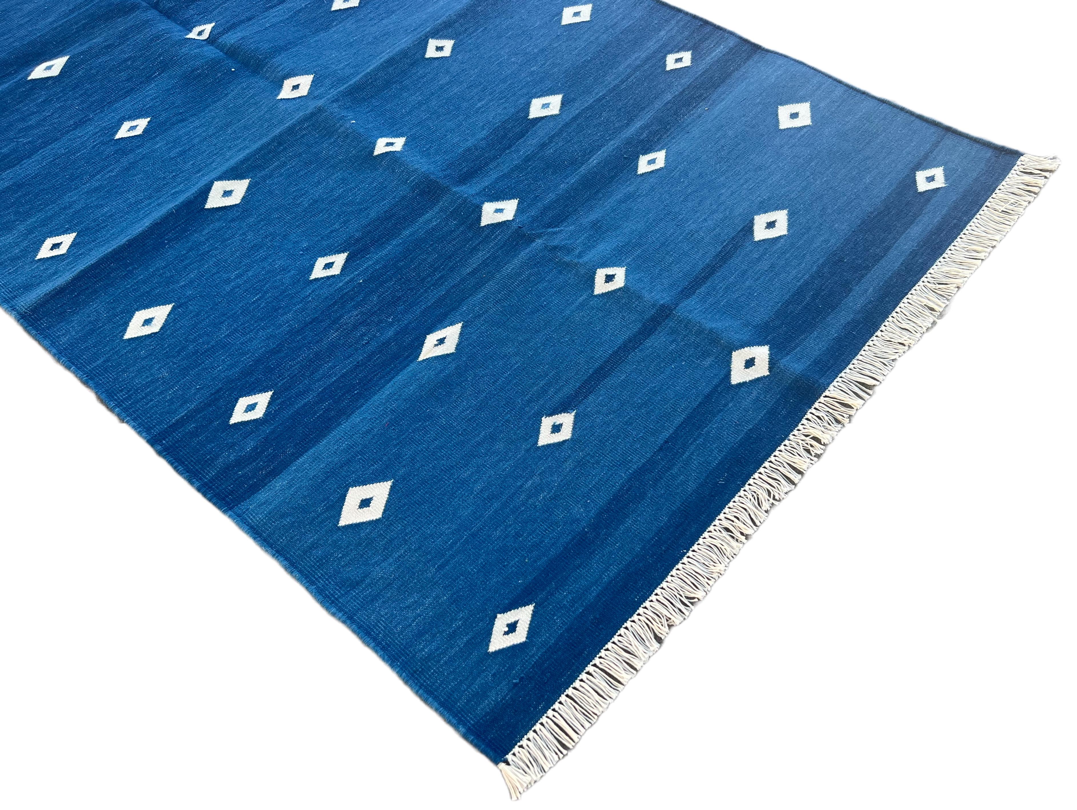 Handgefertigter Flachgewebe-Teppich aus Baumwolle, 3x5 Blauer und weißer Diamant, Indischer Dhurrie (Handgewebt) im Angebot