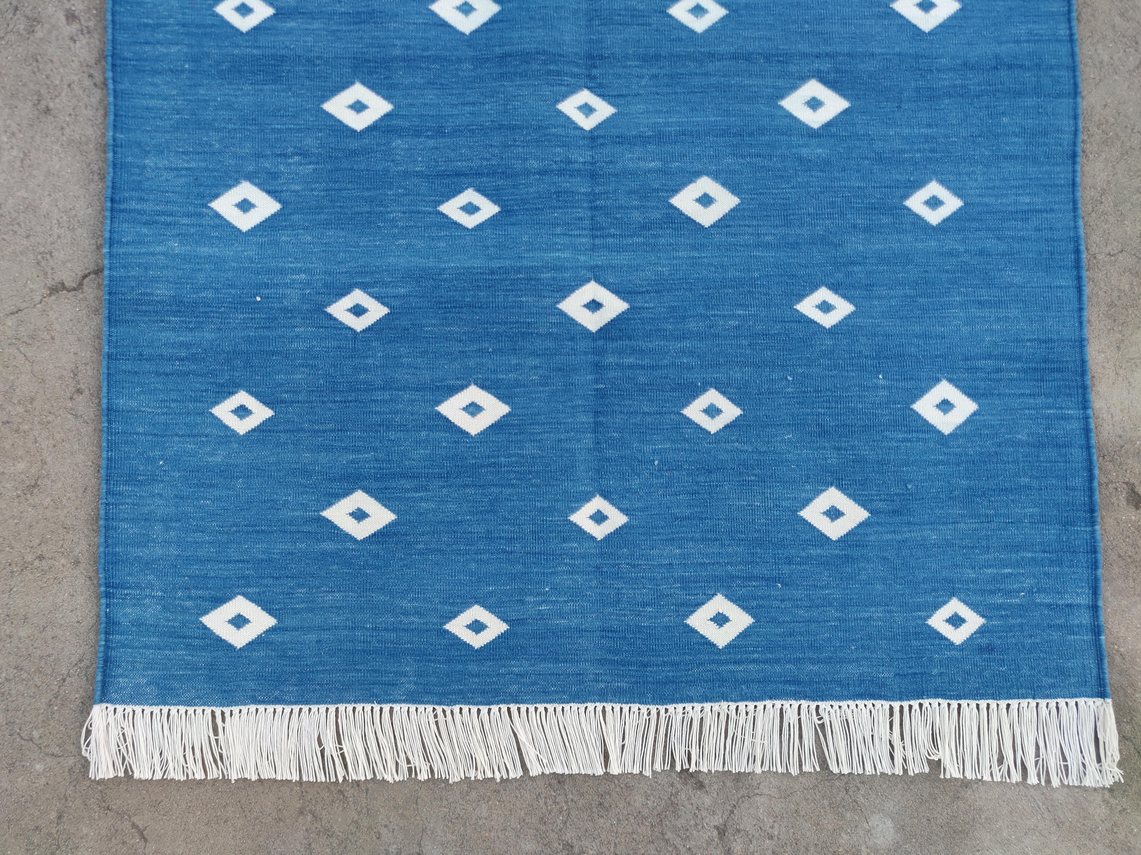 Handmade Cotton Area Flat Weave Rug, 3x5 Blue And White Diamond Indian Dhurrie In New Condition For Sale In Jaipur, IN